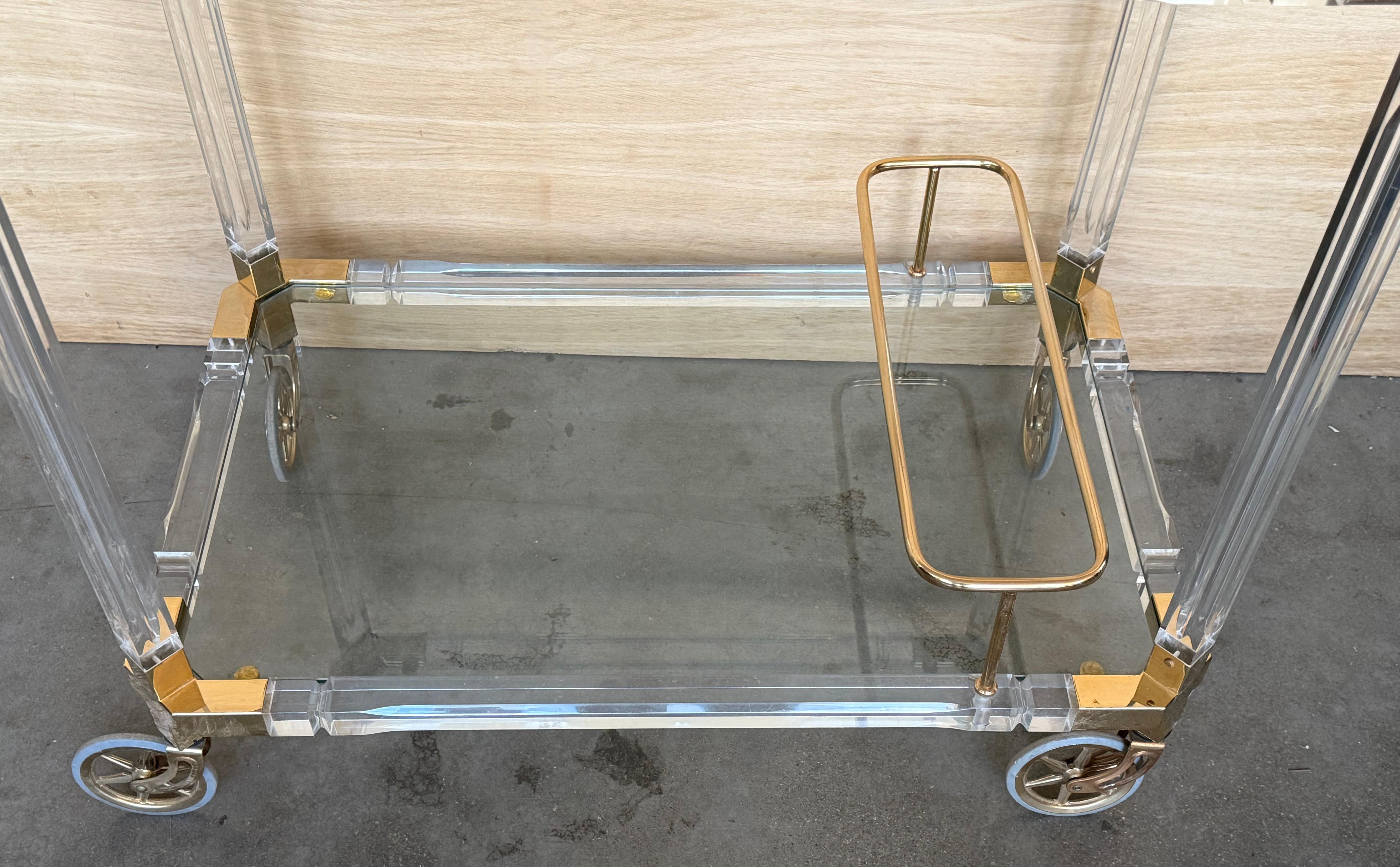 Carrello da bar in lucite e ottone della fine del XX secolo con ripiani in vetro /Castelli in vendita 4