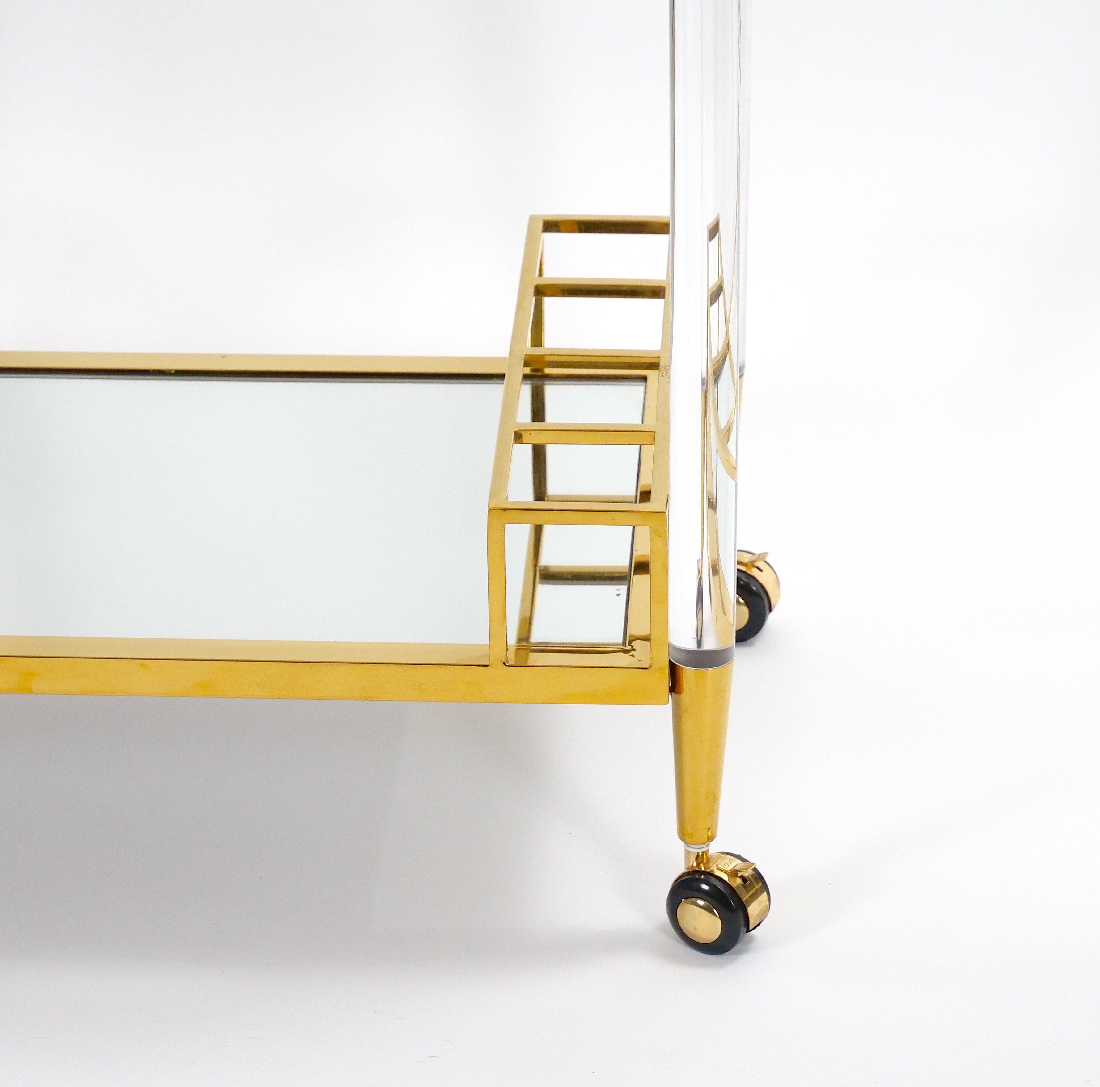 Italienischer Barwagen aus Lucit und Messing des späten 20. Jahrhunderts mit Glasböden /Castors im Angebot 4