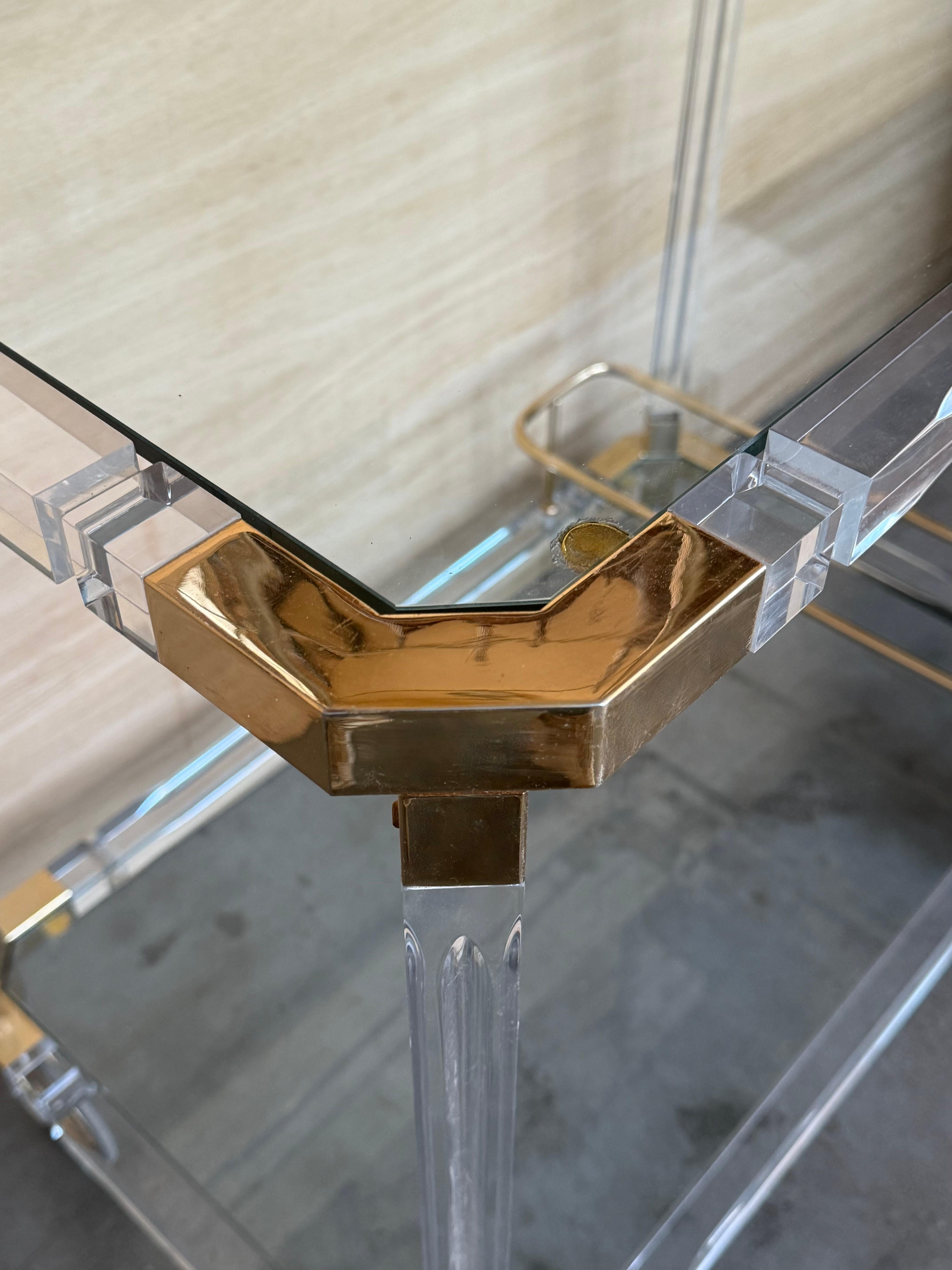 Carrello da bar in lucite e ottone della fine del XX secolo con ripiani in vetro /Castelli in vendita 5