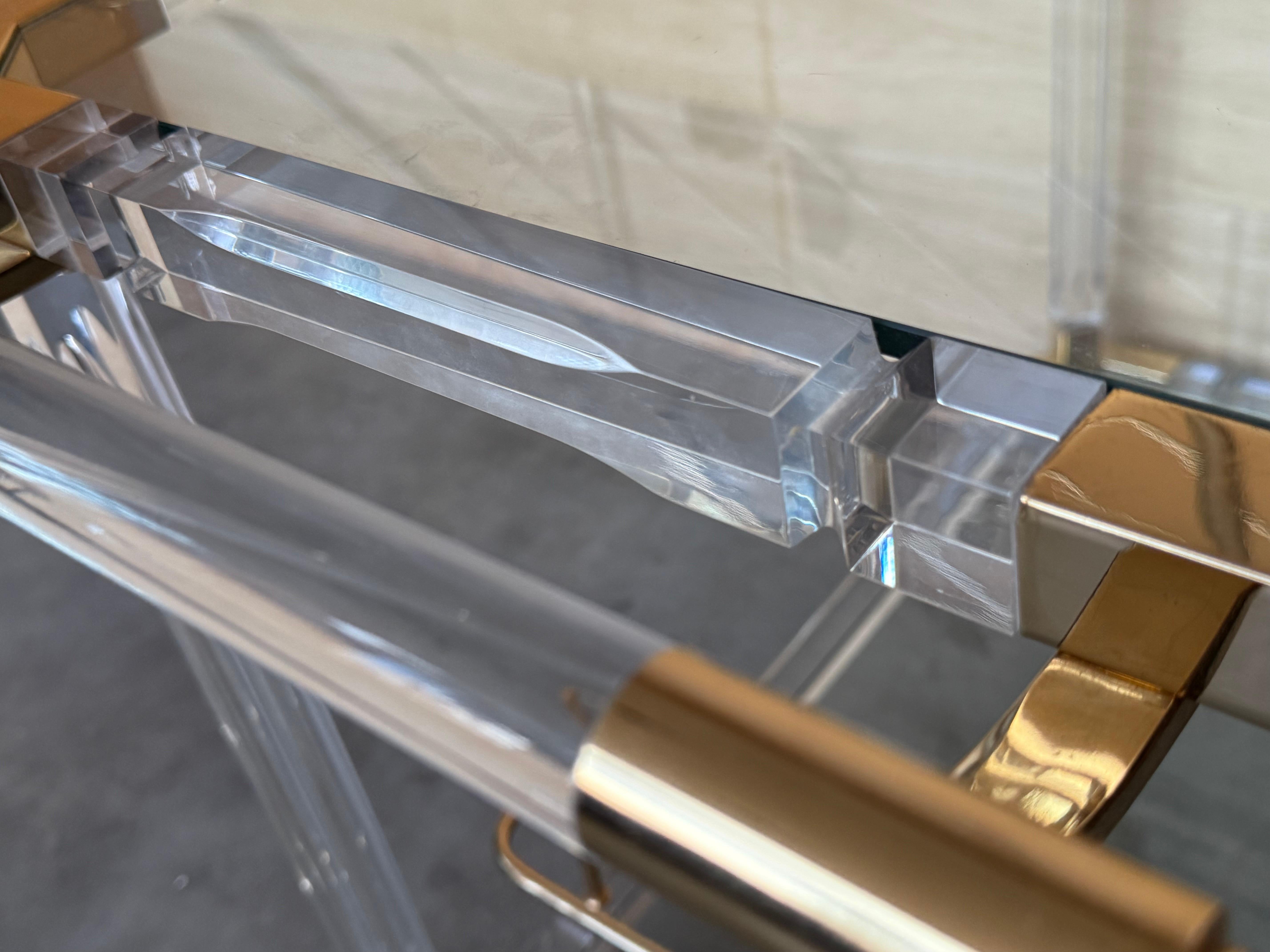 Carrello da bar in lucite e ottone della fine del XX secolo con ripiani in vetro /Castelli in vendita 6