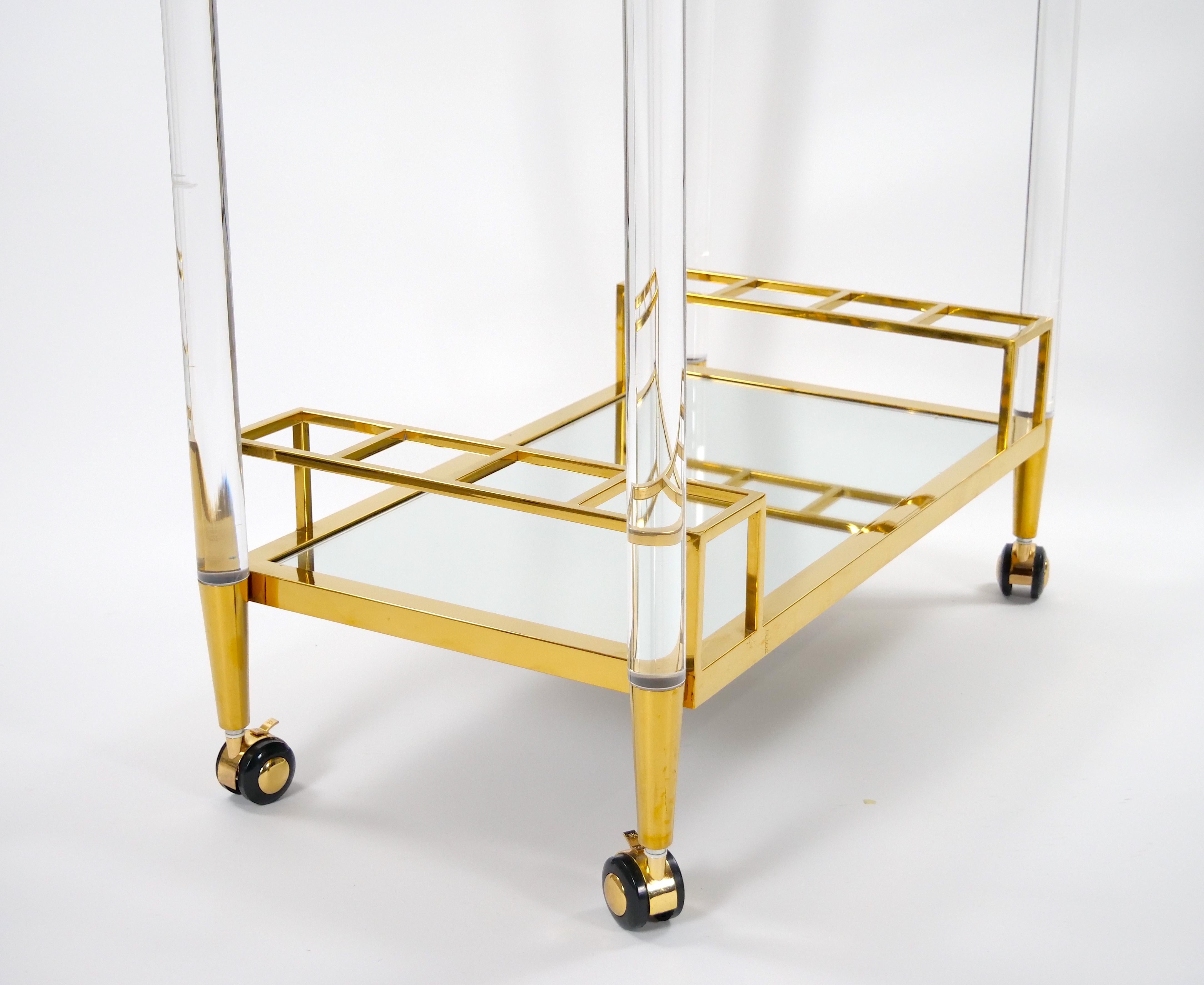 Italienischer Barwagen aus Lucit und Messing des späten 20. Jahrhunderts mit Glasböden /Castors im Angebot 7