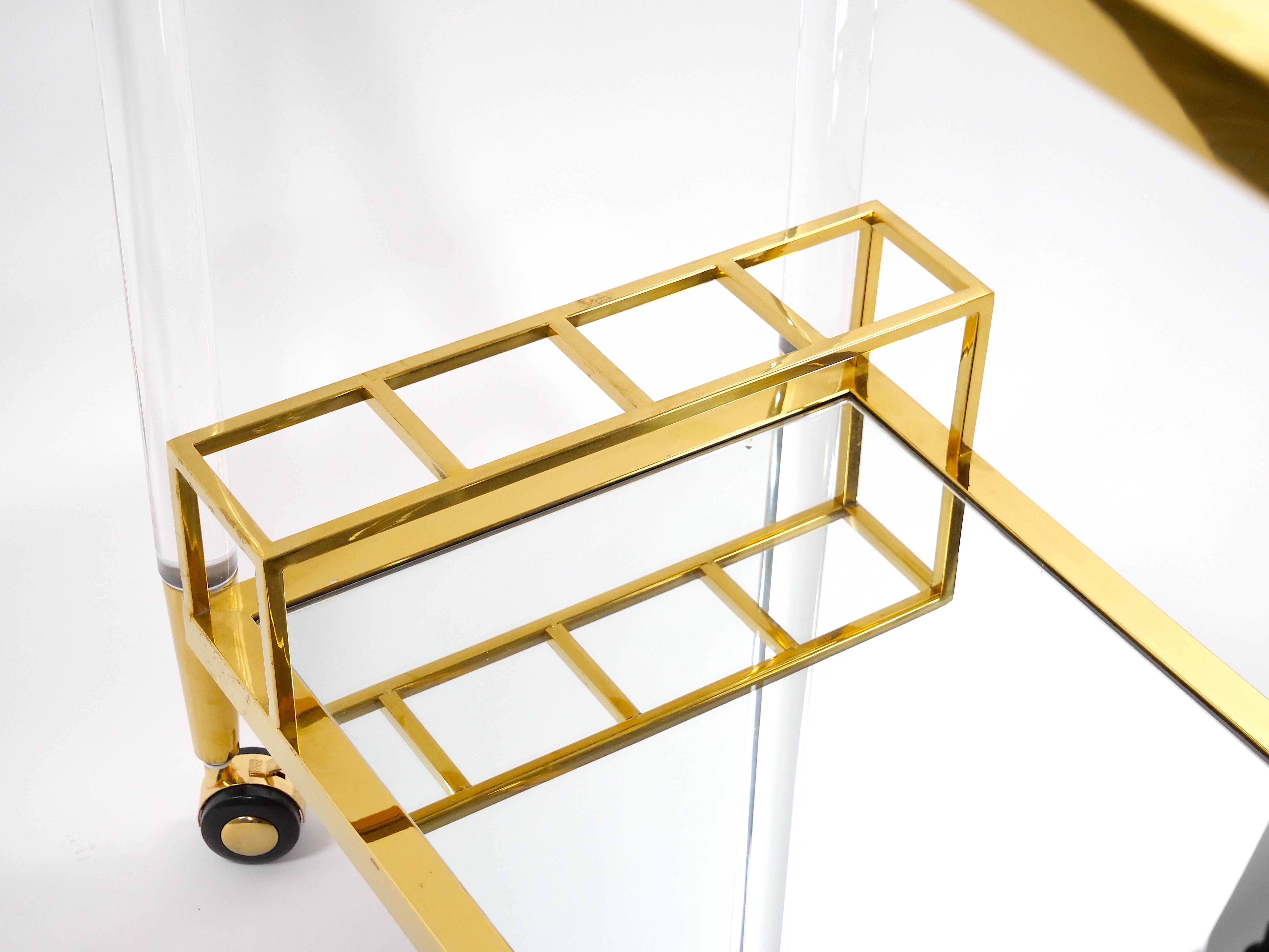 Italienischer Barwagen aus Lucit und Messing des späten 20. Jahrhunderts mit Glasböden /Castors im Angebot 9