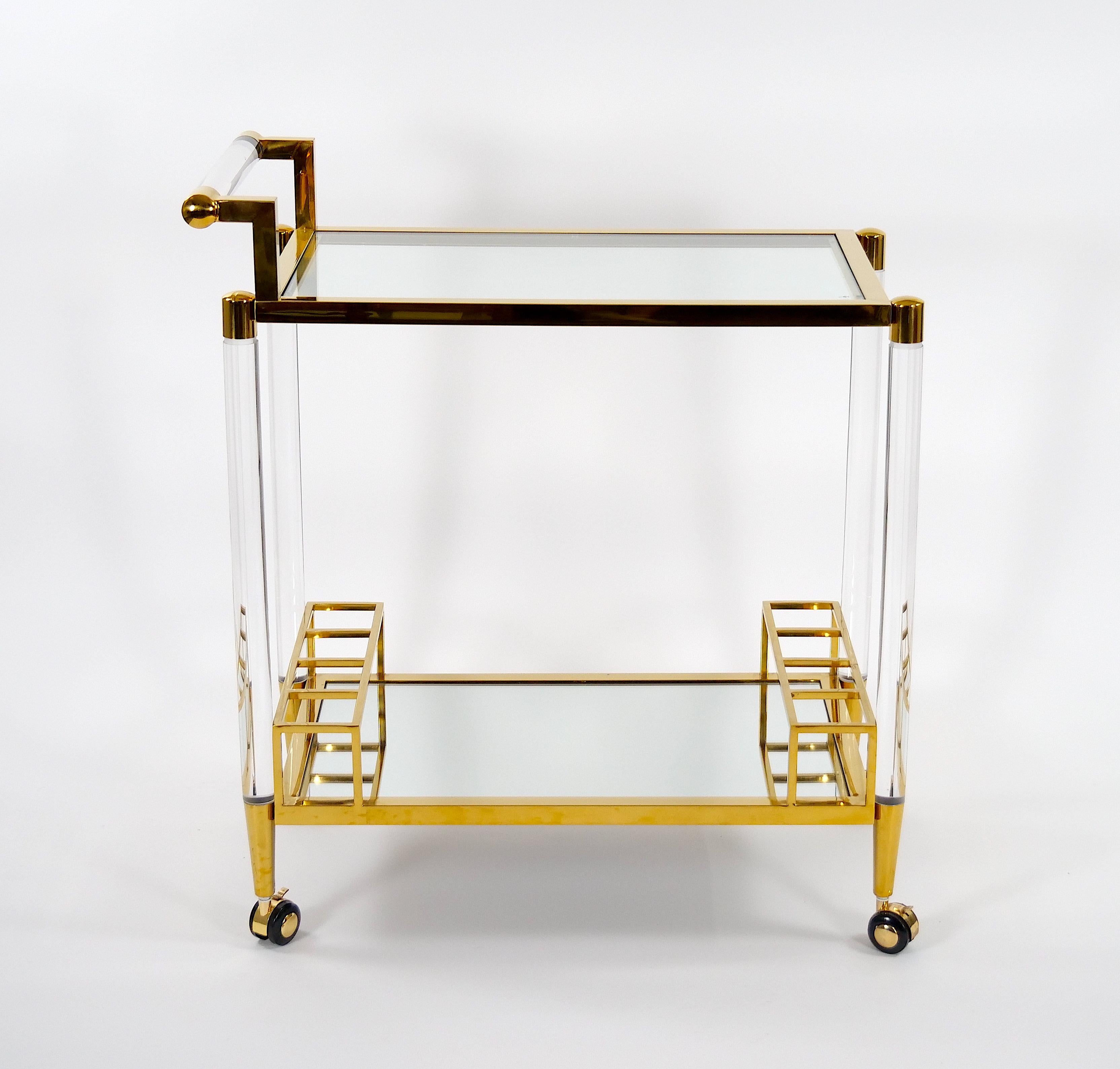 Italienischer Barwagen aus Lucit und Messing des späten 20. Jahrhunderts mit Glasböden /Castors im Angebot 10