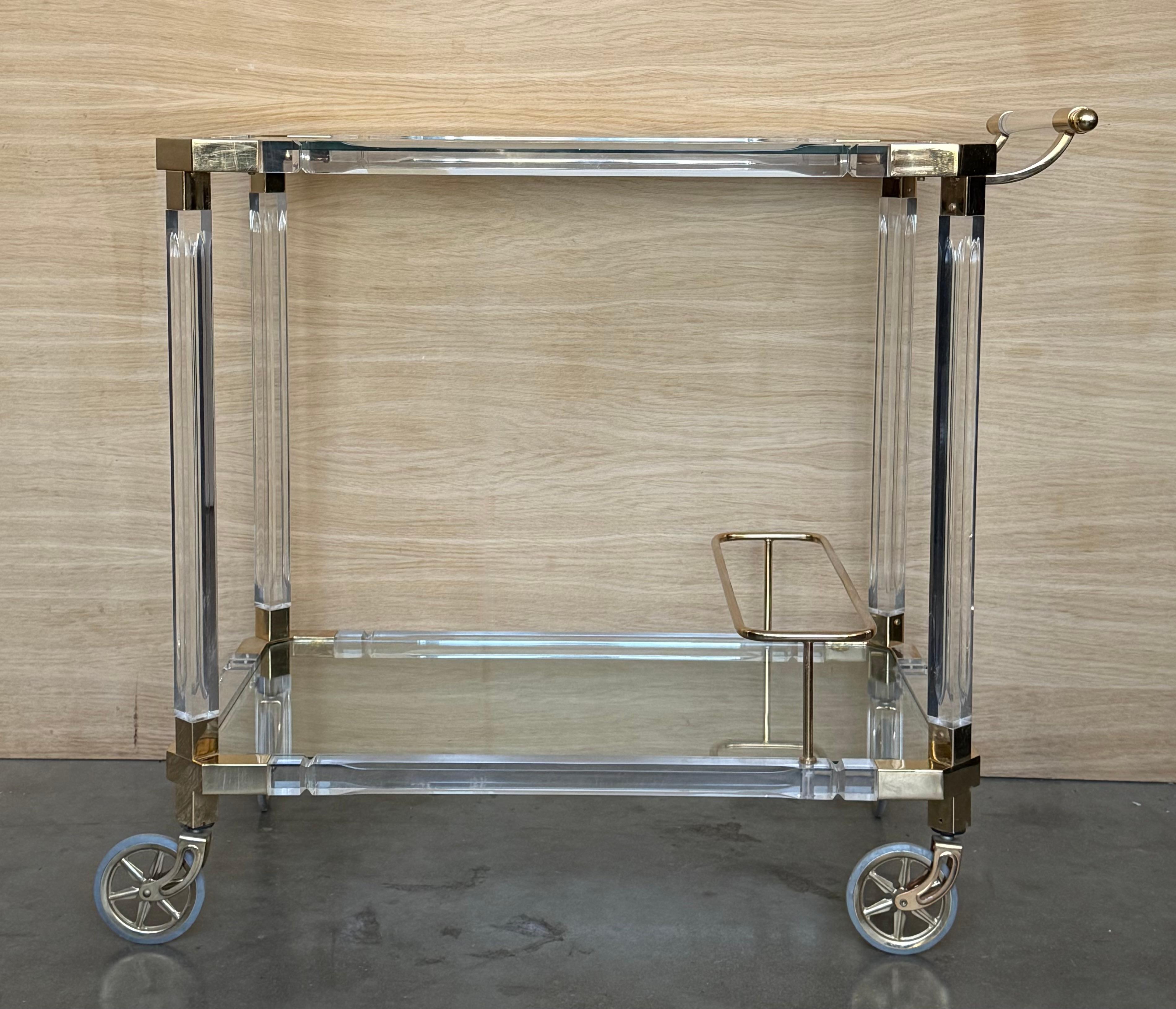Mid-Century moderno Carrello da bar in lucite e ottone della fine del XX secolo con ripiani in vetro /Castelli in vendita