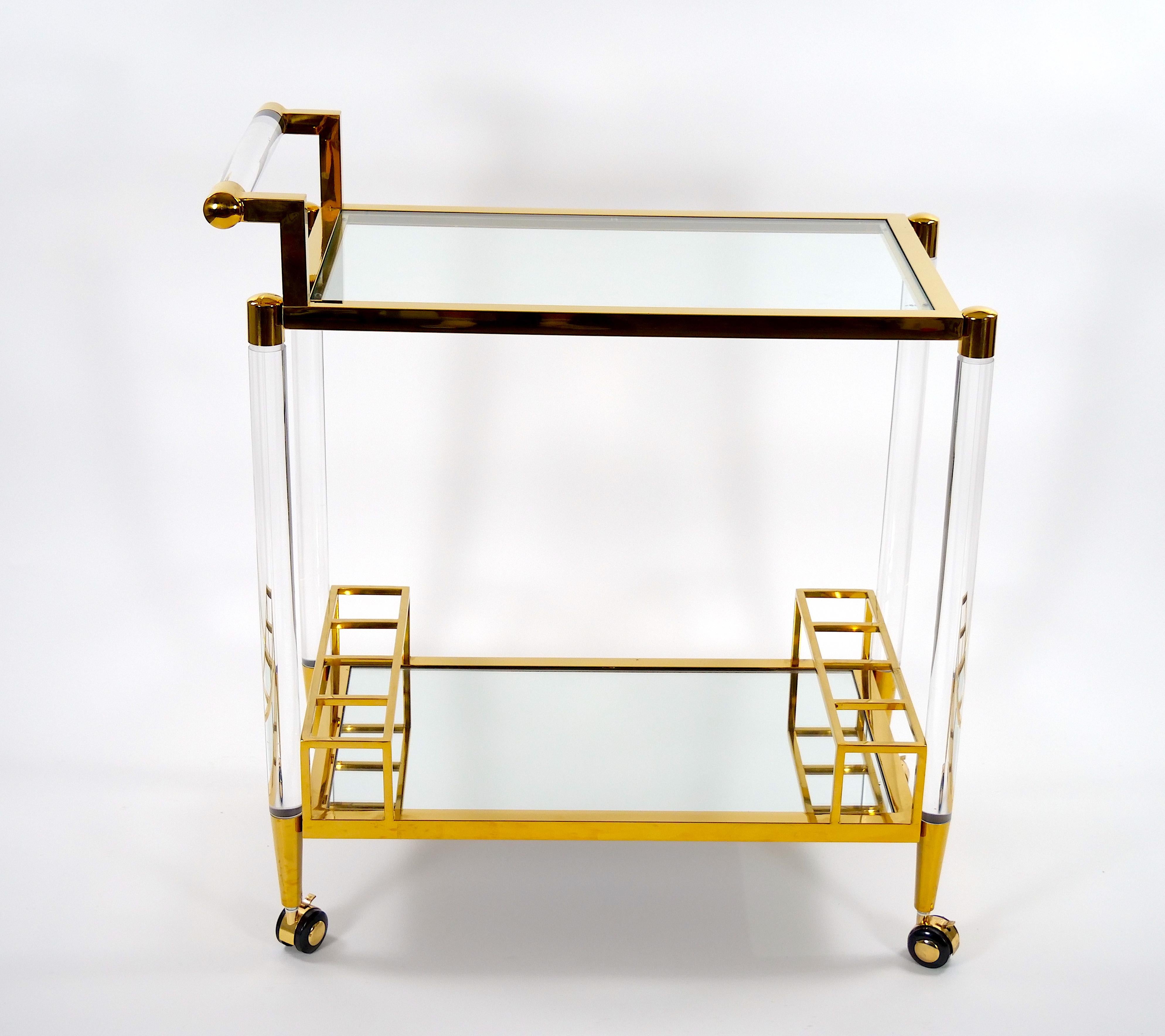 Italienischer Barwagen aus Lucit und Messing des späten 20. Jahrhunderts mit Glasböden /Castors (Hollywood Regency) im Angebot