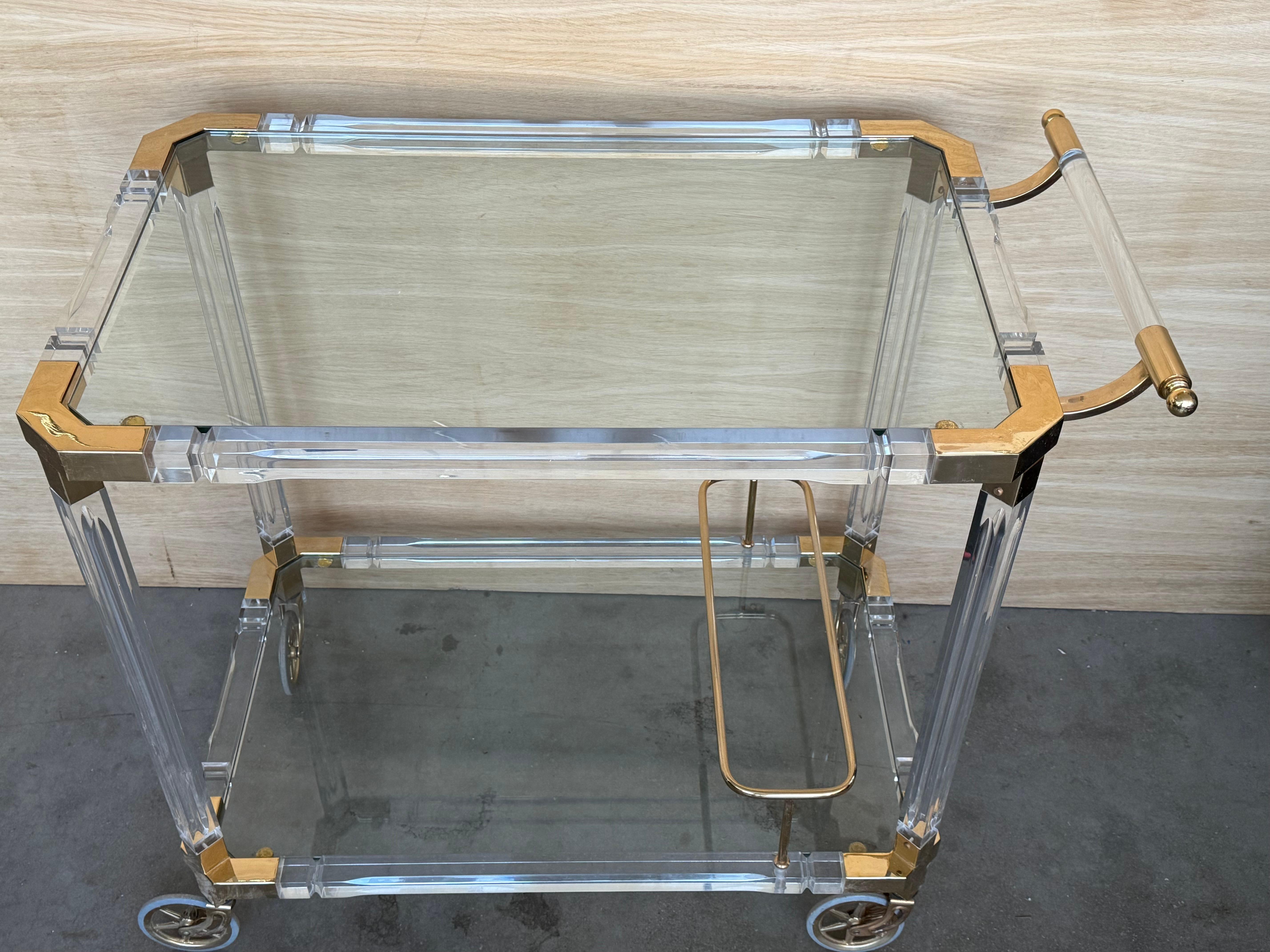 Carrello da bar in lucite e ottone della fine del XX secolo con ripiani in vetro /Castelli In condizioni buone in vendita a Miami, FL