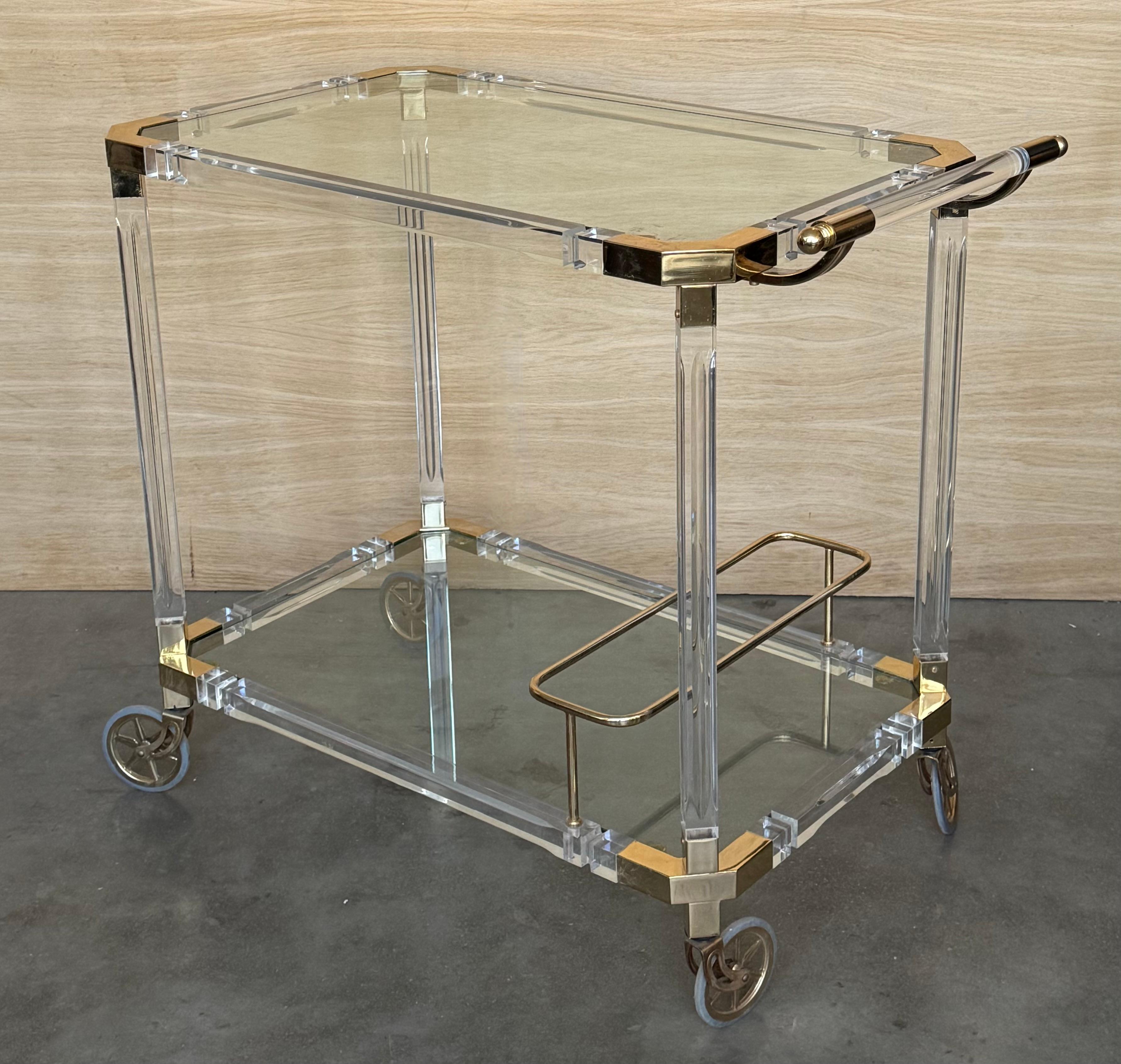 Bronzo Carrello da bar in lucite e ottone della fine del XX secolo con ripiani in vetro /Castelli in vendita