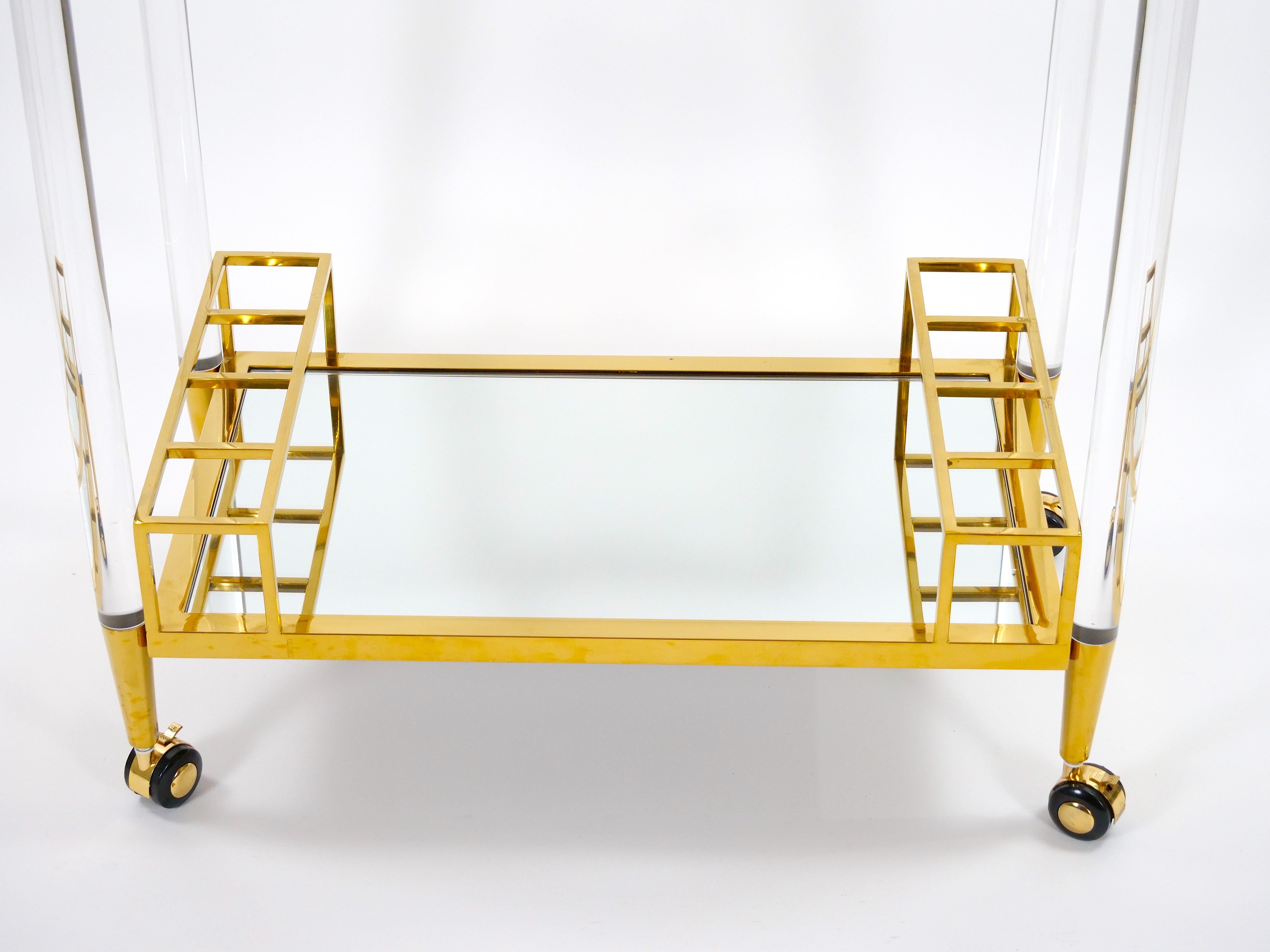 Italienischer Barwagen aus Lucit und Messing des späten 20. Jahrhunderts mit Glasböden /Castors (Ende des 20. Jahrhunderts) im Angebot