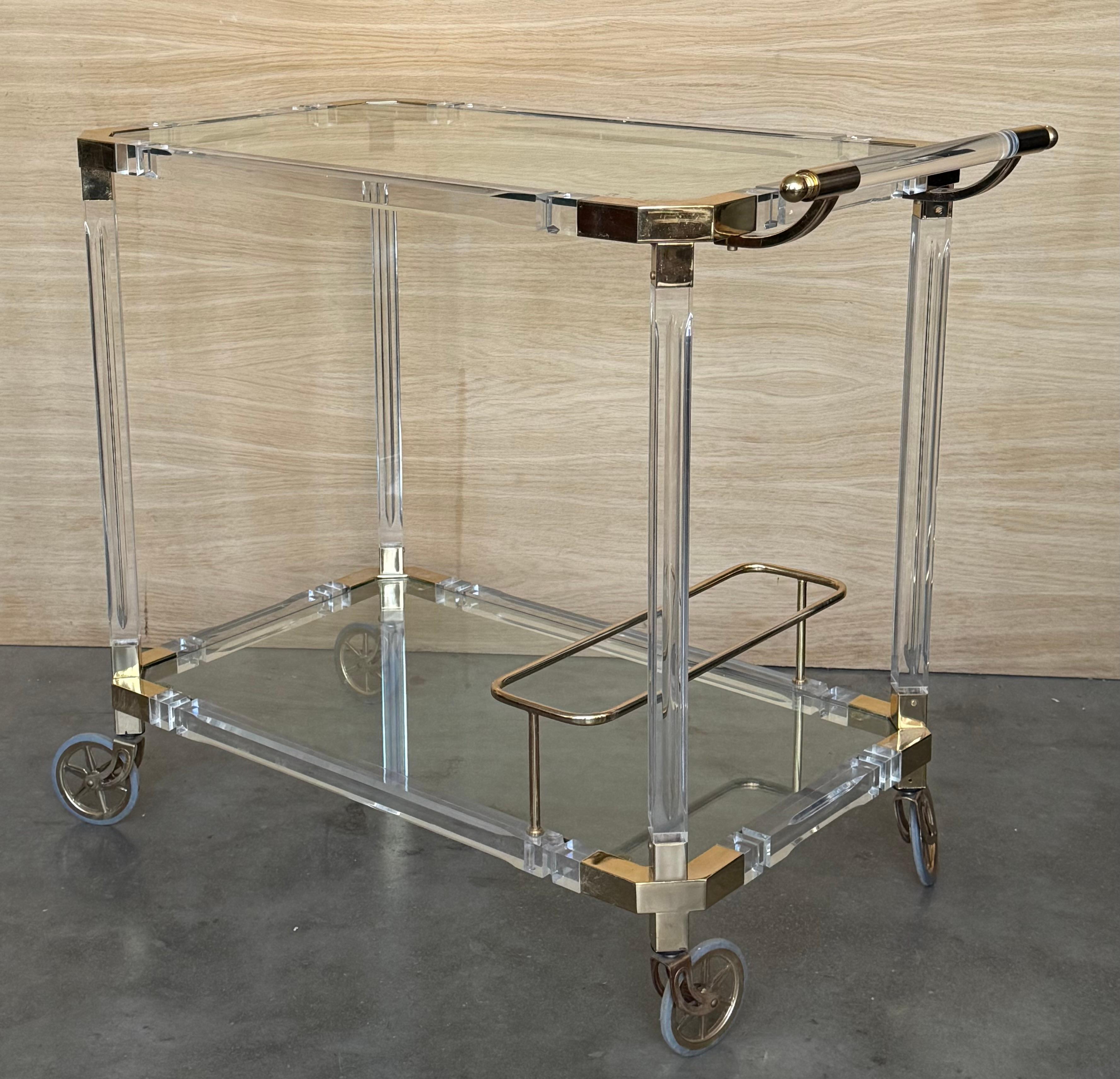 Carrello da bar in lucite e ottone della fine del XX secolo con ripiani in vetro /Castelli in vendita 1
