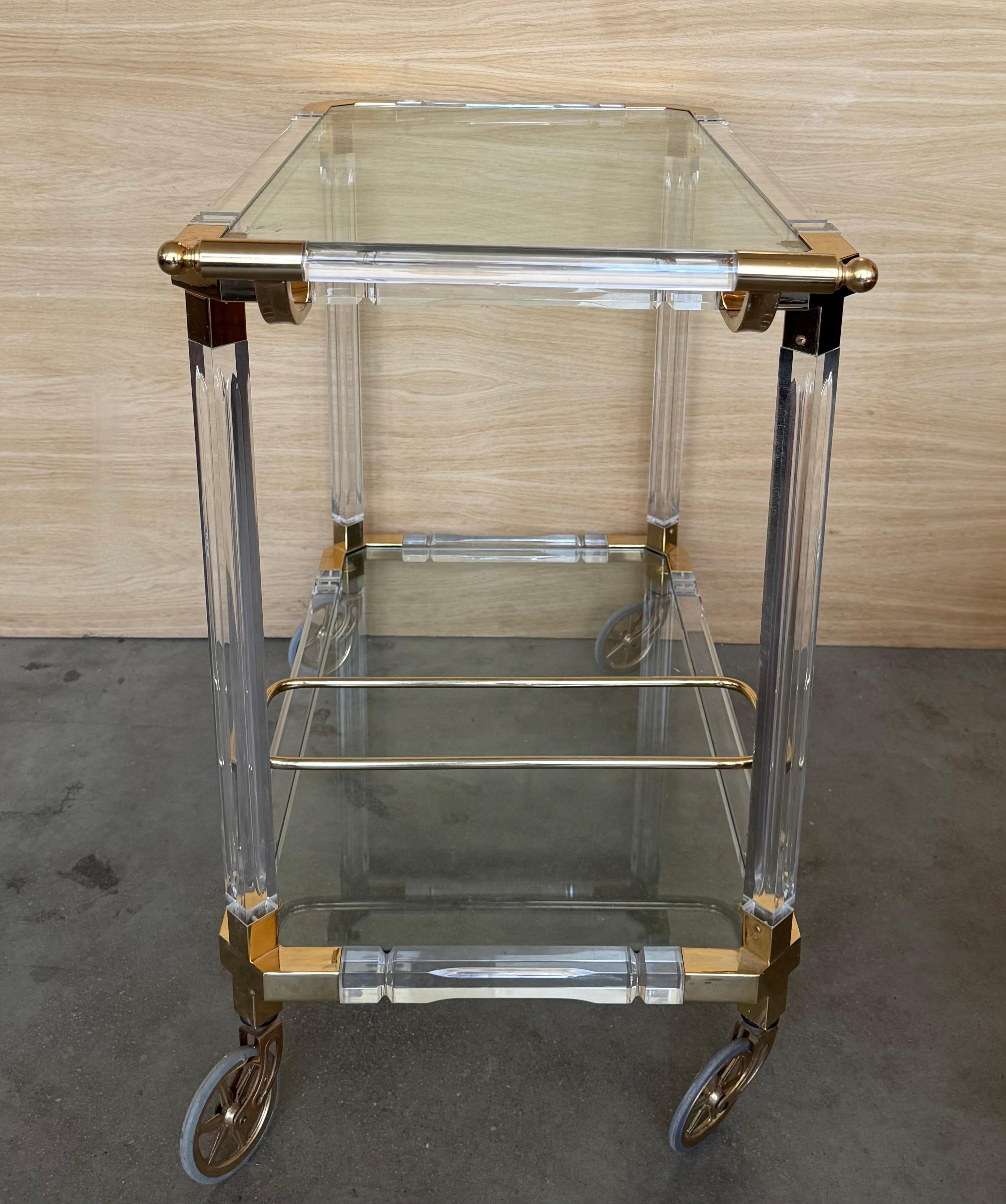 Carrello da bar in lucite e ottone della fine del XX secolo con ripiani in vetro /Castelli in vendita 2