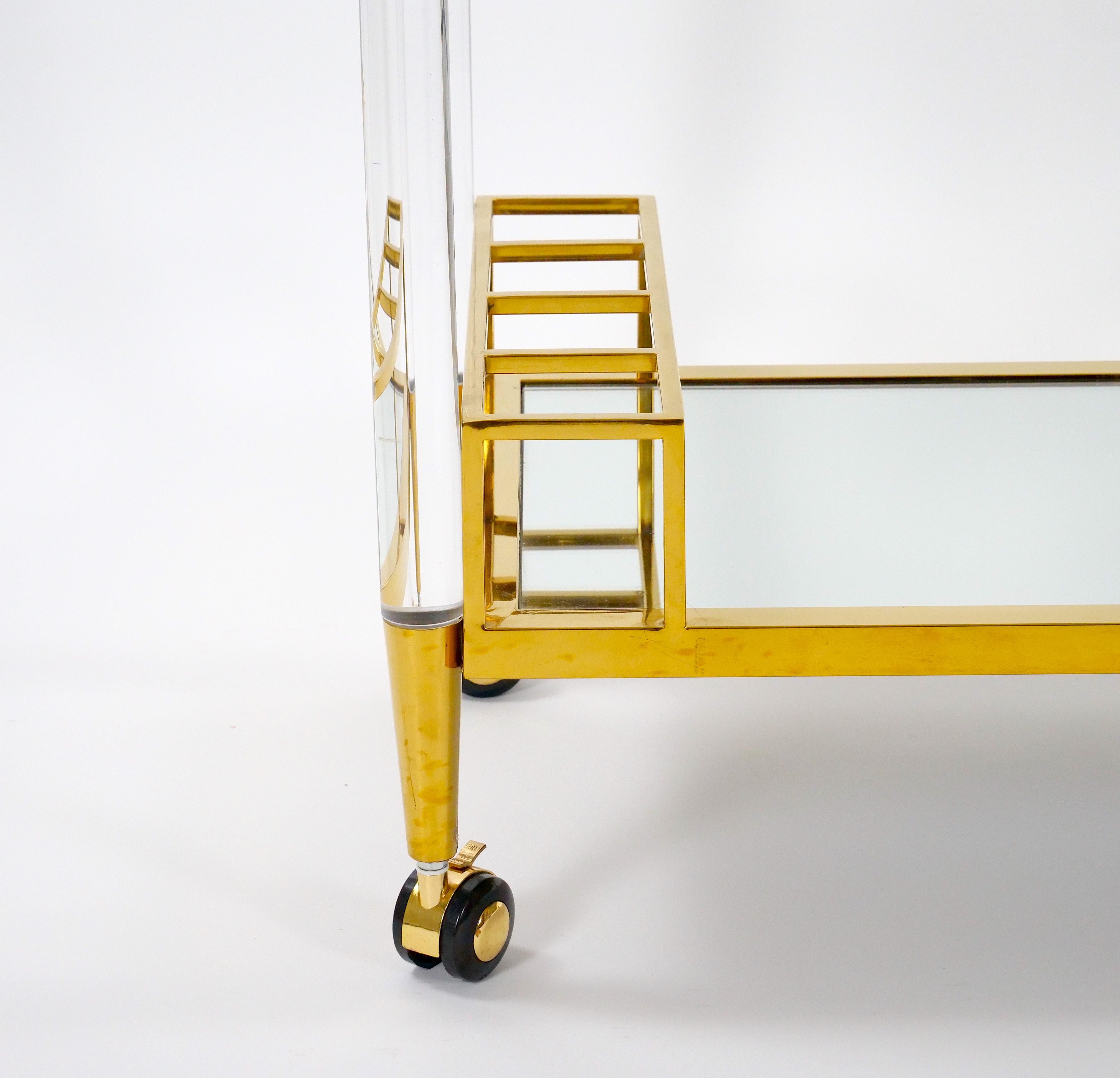 Italienischer Barwagen aus Lucit und Messing des späten 20. Jahrhunderts mit Glasböden /Castors im Angebot 2