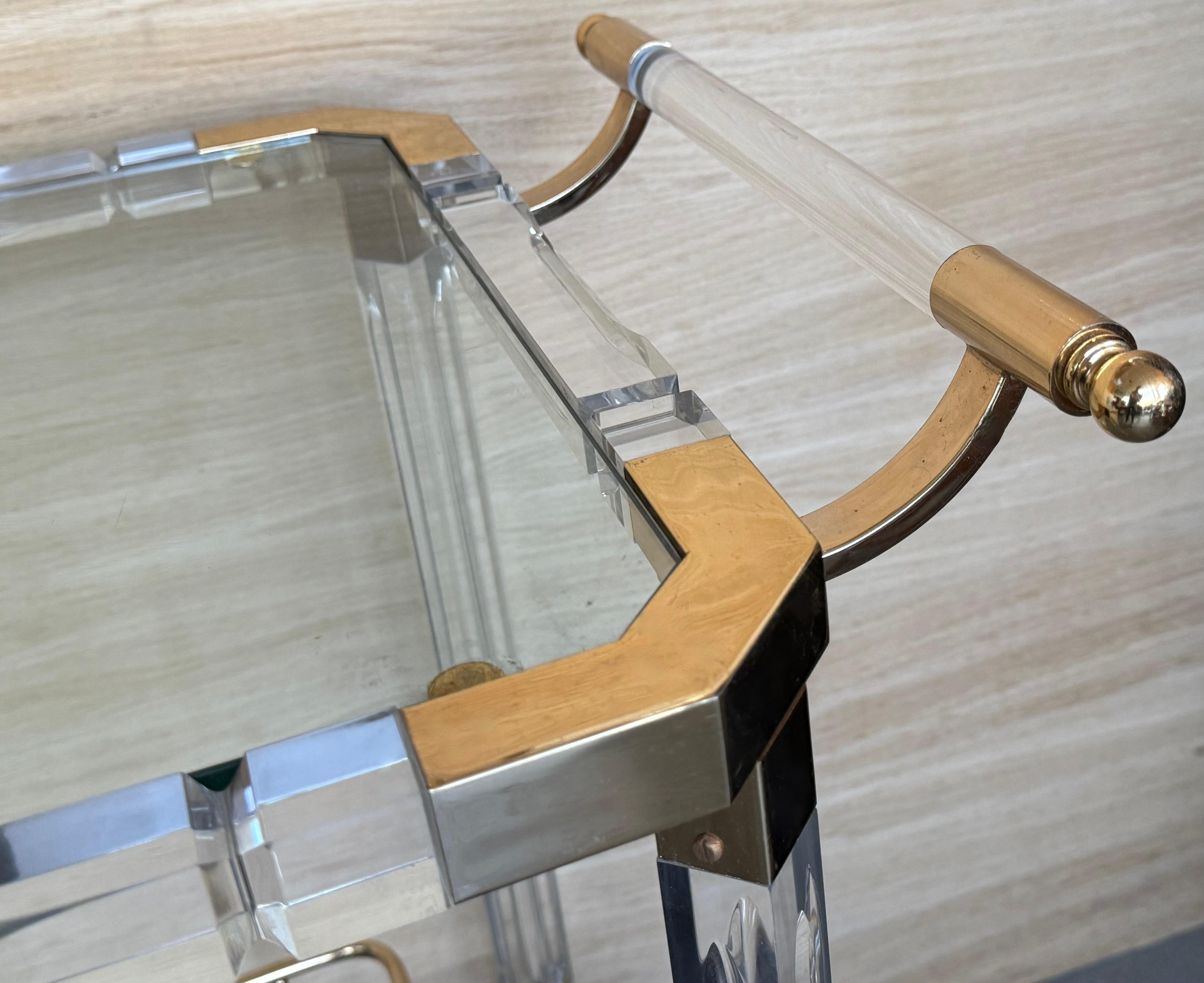 Carrello da bar in lucite e ottone della fine del XX secolo con ripiani in vetro /Castelli in vendita 3