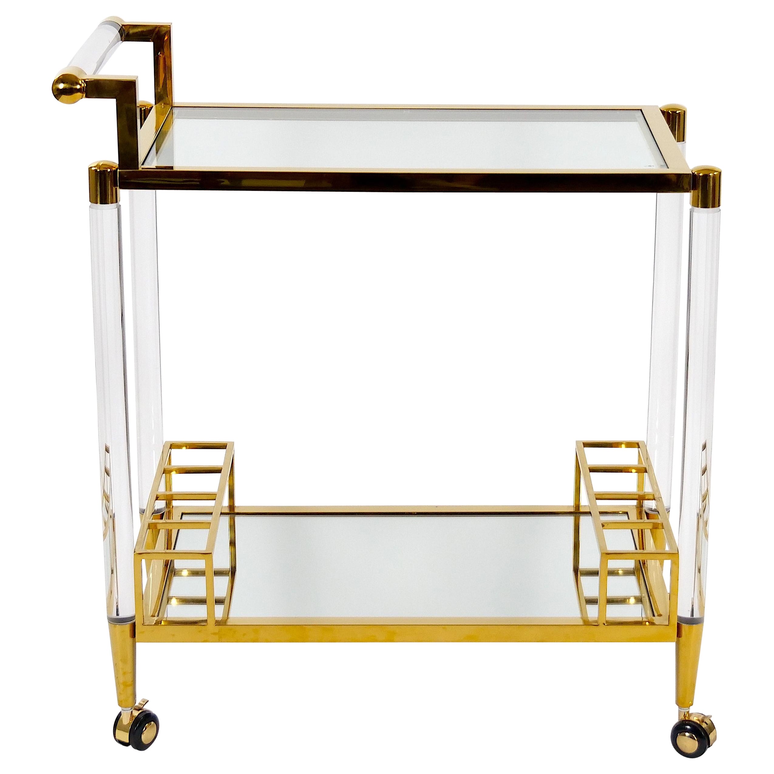 Italienischer Barwagen aus Lucit und Messing des späten 20. Jahrhunderts mit Glasböden /Castors im Angebot