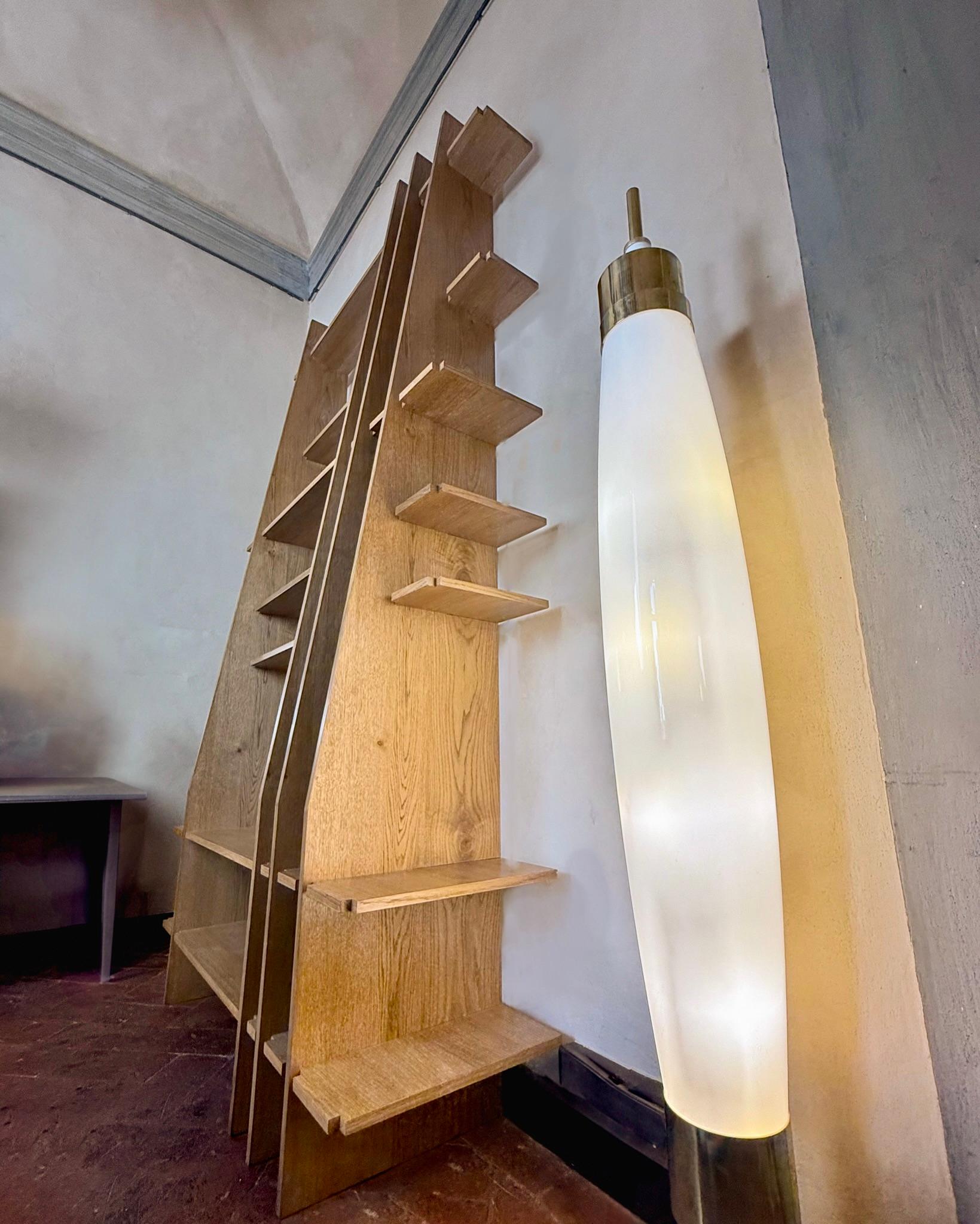 Libreria in legno di quercia elegante e moderna, adatta a qualsiasi ambiente moderno (simile al concetto utilizzato da Manfredo Massironi negli anni '70). Questa libreria alta e minimale è adatta per esporre qualsiasi collezione di vasi, sculture o