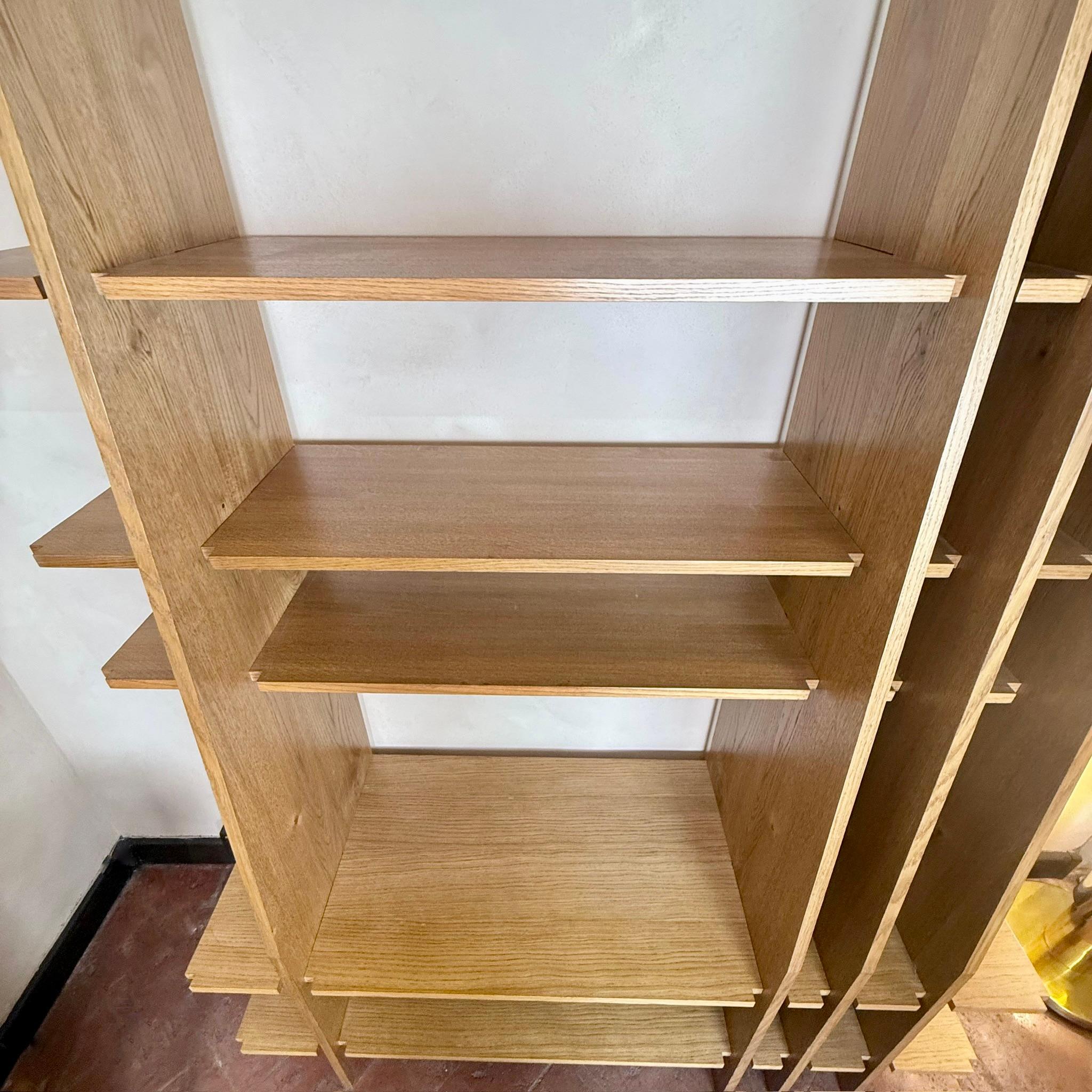 Fine XX secolo Libreria alta in legno di Oak Wood italiana della fine del XX secolo in vendita