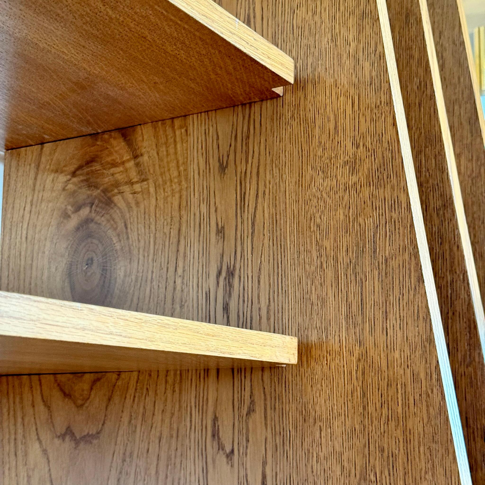 Quercia Libreria alta in legno di Oak Wood italiana della fine del XX secolo in vendita