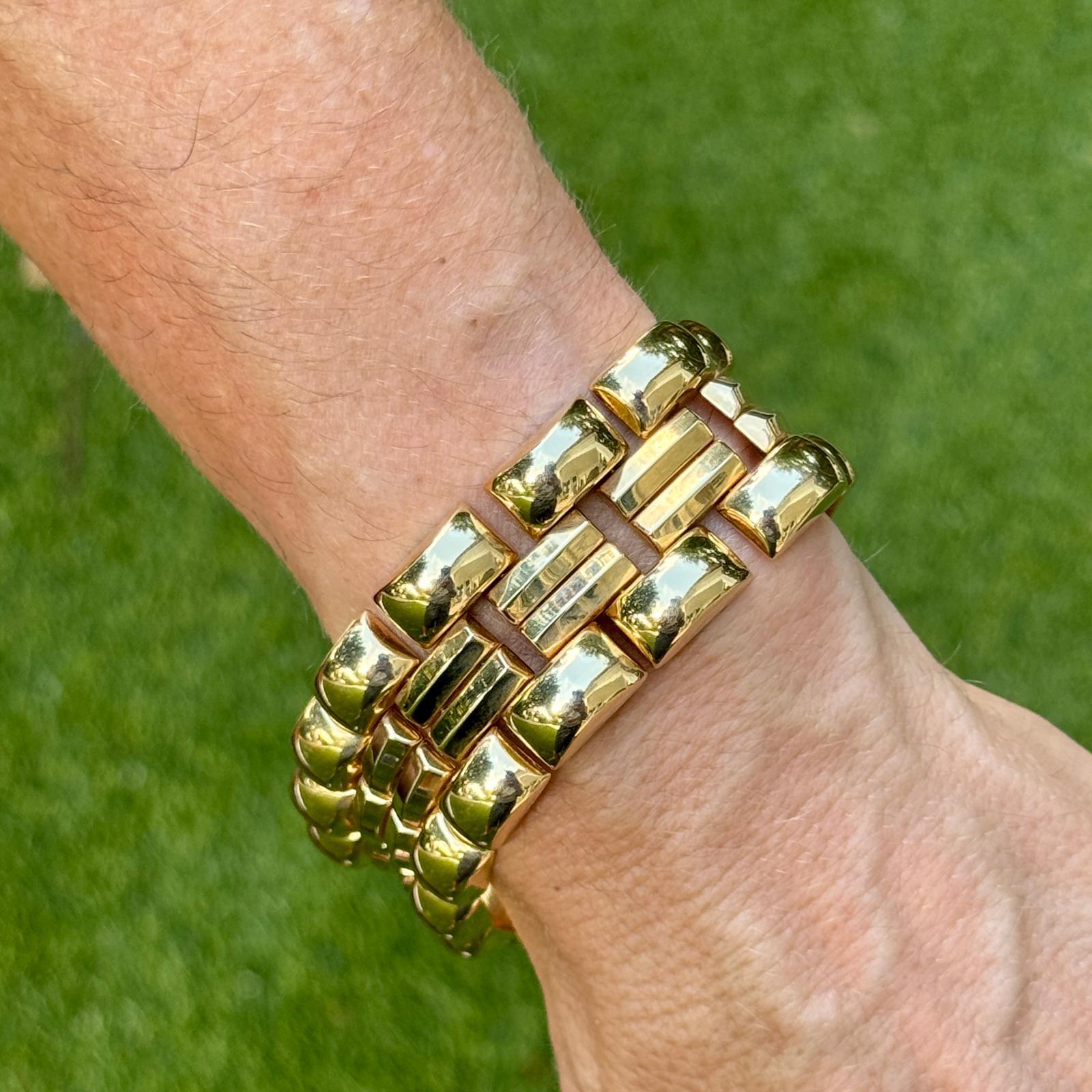 Fabriqué en Italie, ce bracelet en or jaune 14 carats présente un design saisissant composé d'une alternance de maillons nervurés et polis qui créent un look à la fois audacieux et raffiné. Mesurant 8,25 pouces de long et 1,0 pouce de large, il