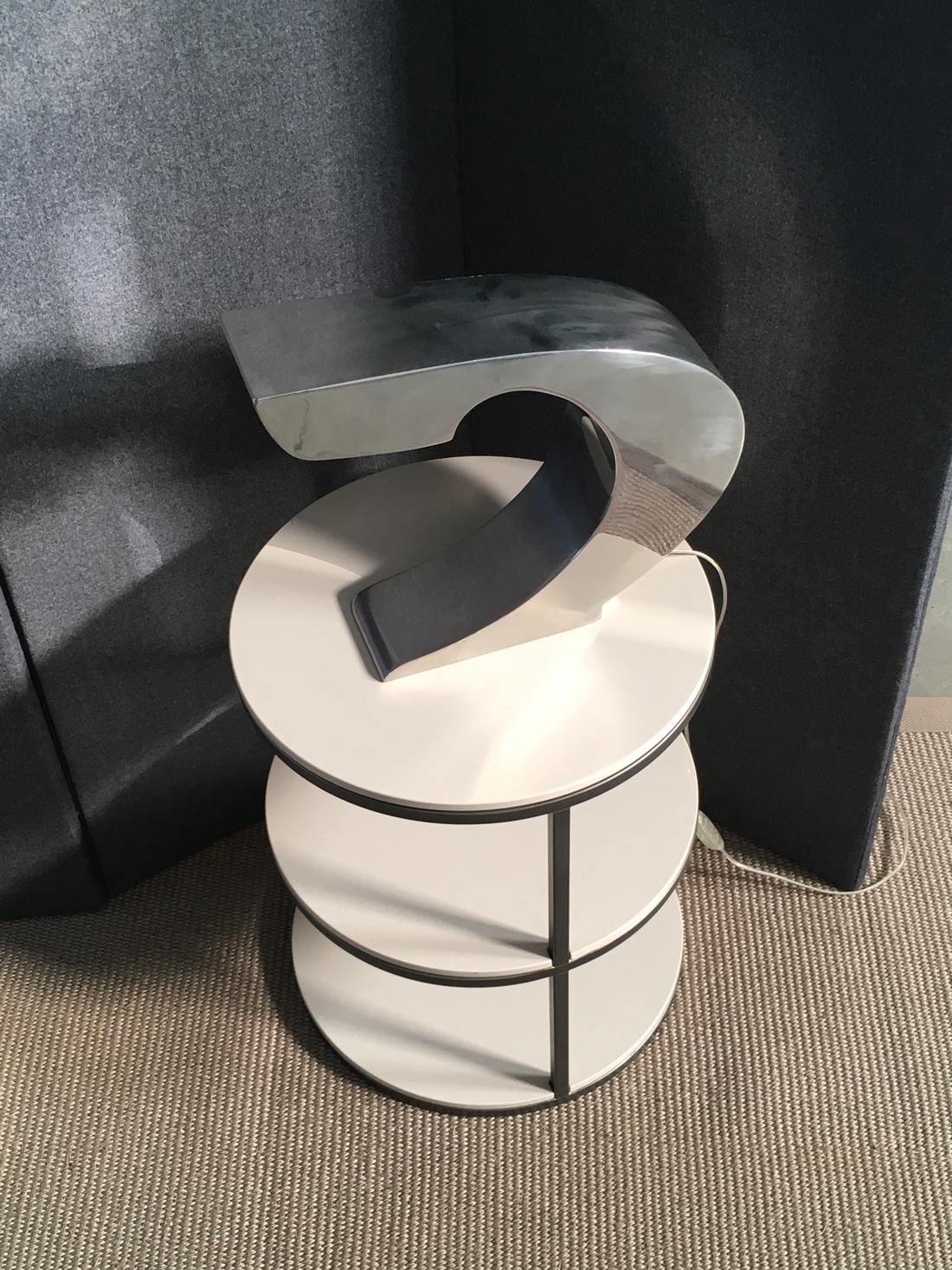 Postmoderne Lampe de bureau abstraite en acier et chrome de conception italienne post-moderne en vente