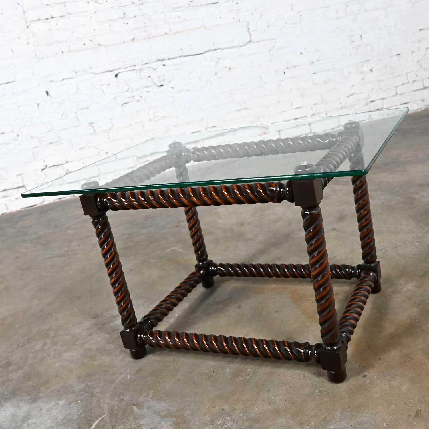 Table d'appoint à base torsadée en orge et plateau en verre de la fin du 20e siècle de style jacobéen en vente 3