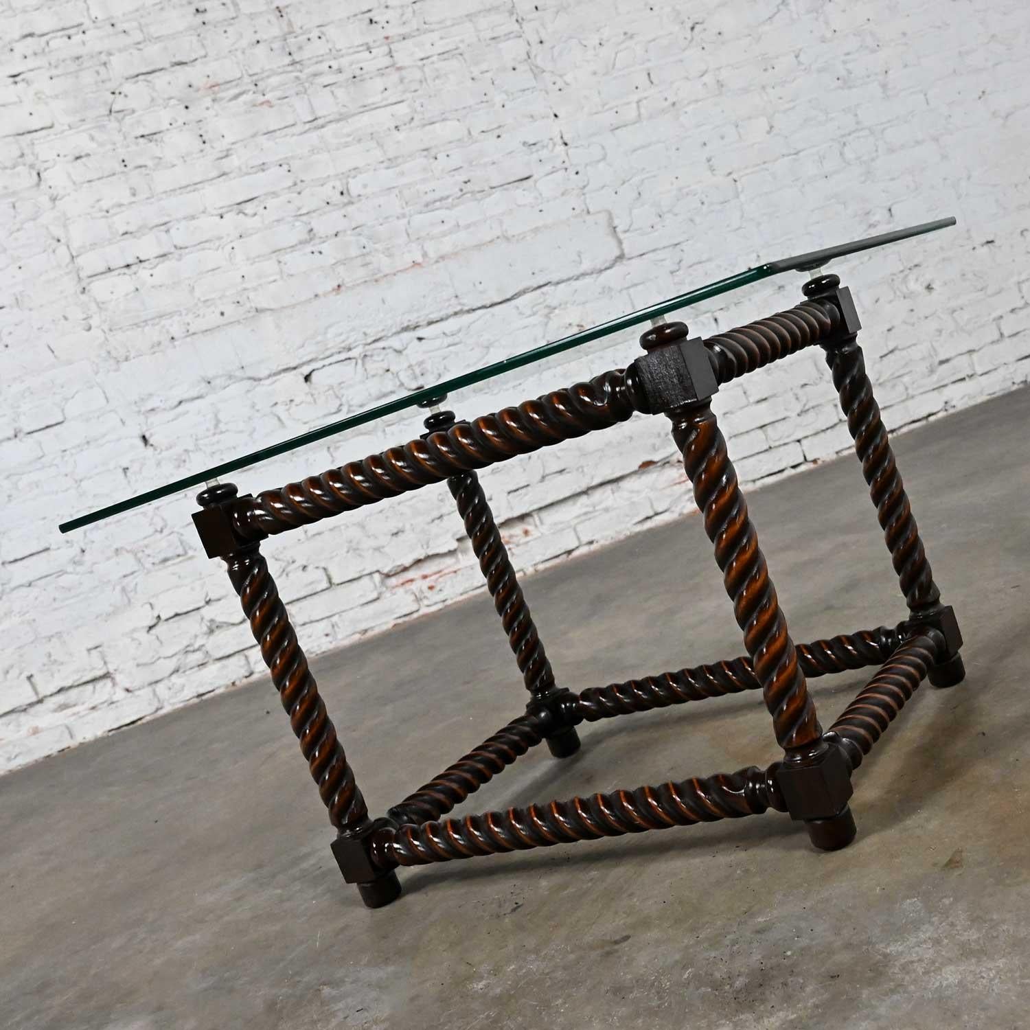 Table d'appoint à base torsadée en orge et plateau en verre de la fin du 20e siècle de style jacobéen en vente 8