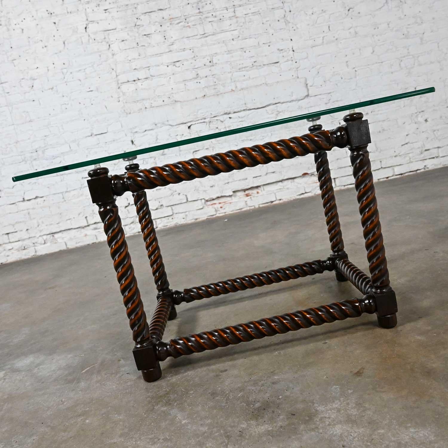 Table d'appoint à base torsadée en orge et plateau en verre de la fin du 20e siècle de style jacobéen en vente 10