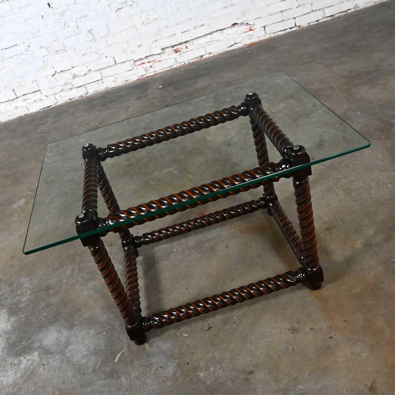 Jacobéen Table d'appoint à base torsadée en orge et plateau en verre de la fin du 20e siècle de style jacobéen en vente