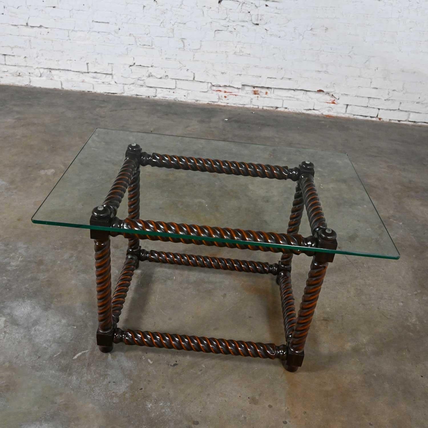 Américain Table d'appoint à base torsadée en orge et plateau en verre de la fin du 20e siècle de style jacobéen en vente