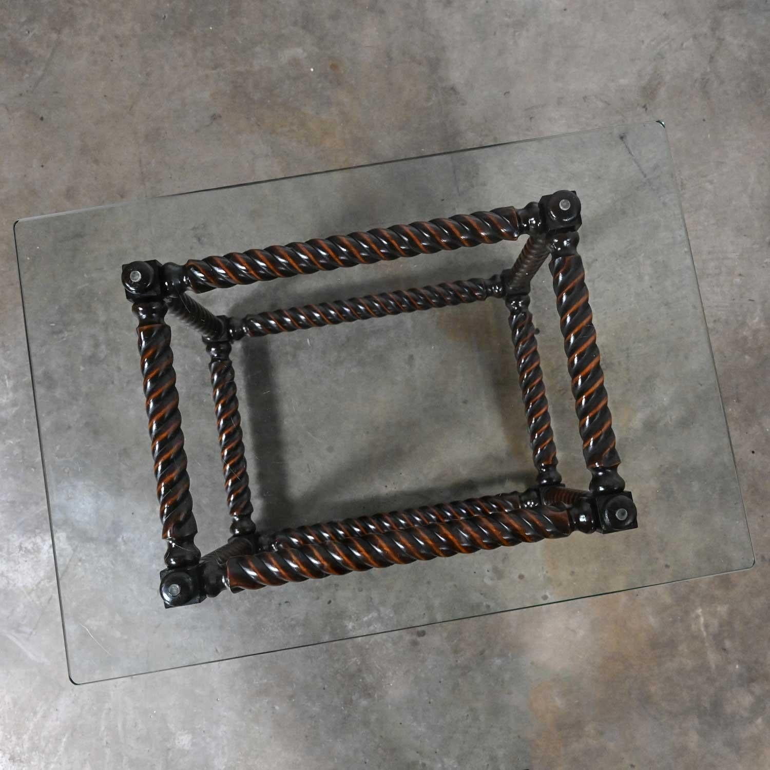 Table d'appoint à base torsadée en orge et plateau en verre de la fin du 20e siècle de style jacobéen Bon état - En vente à Topeka, KS