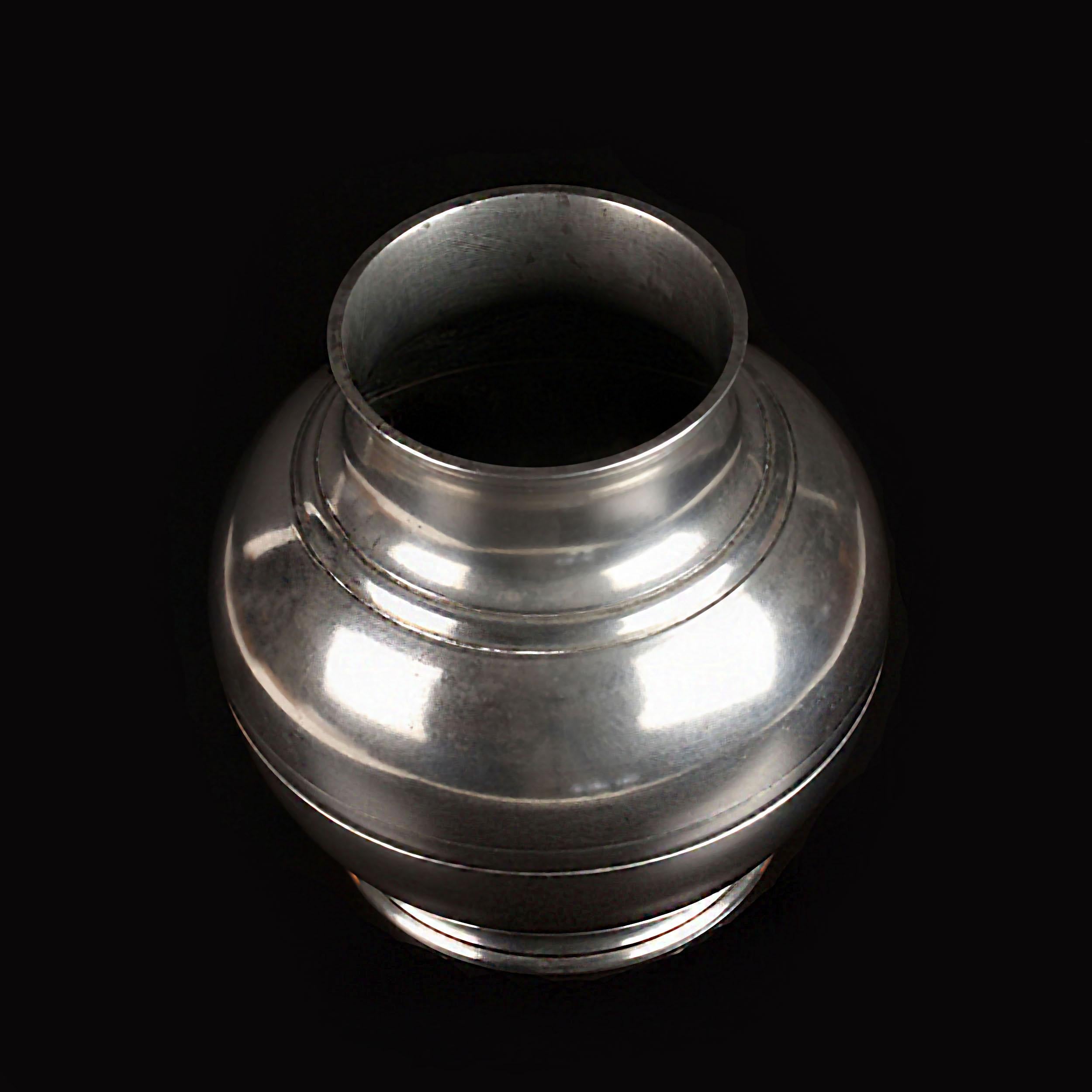 Coloniale britannico Vaso da fiori rotondo in peltro John Somers della fine del XX secolo in vendita
