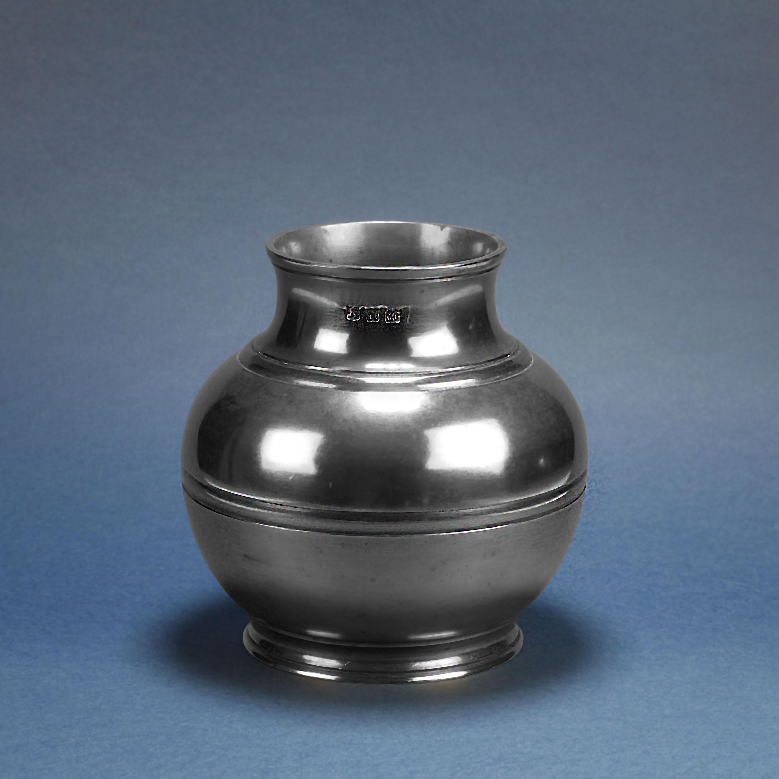 Brasiliano Vaso da fiori rotondo in peltro John Somers della fine del XX secolo in vendita