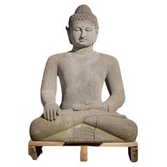 Grande statue de Bouddha en pierre de lave de la fin du 20e siècle au Bhumisparsha Mudra