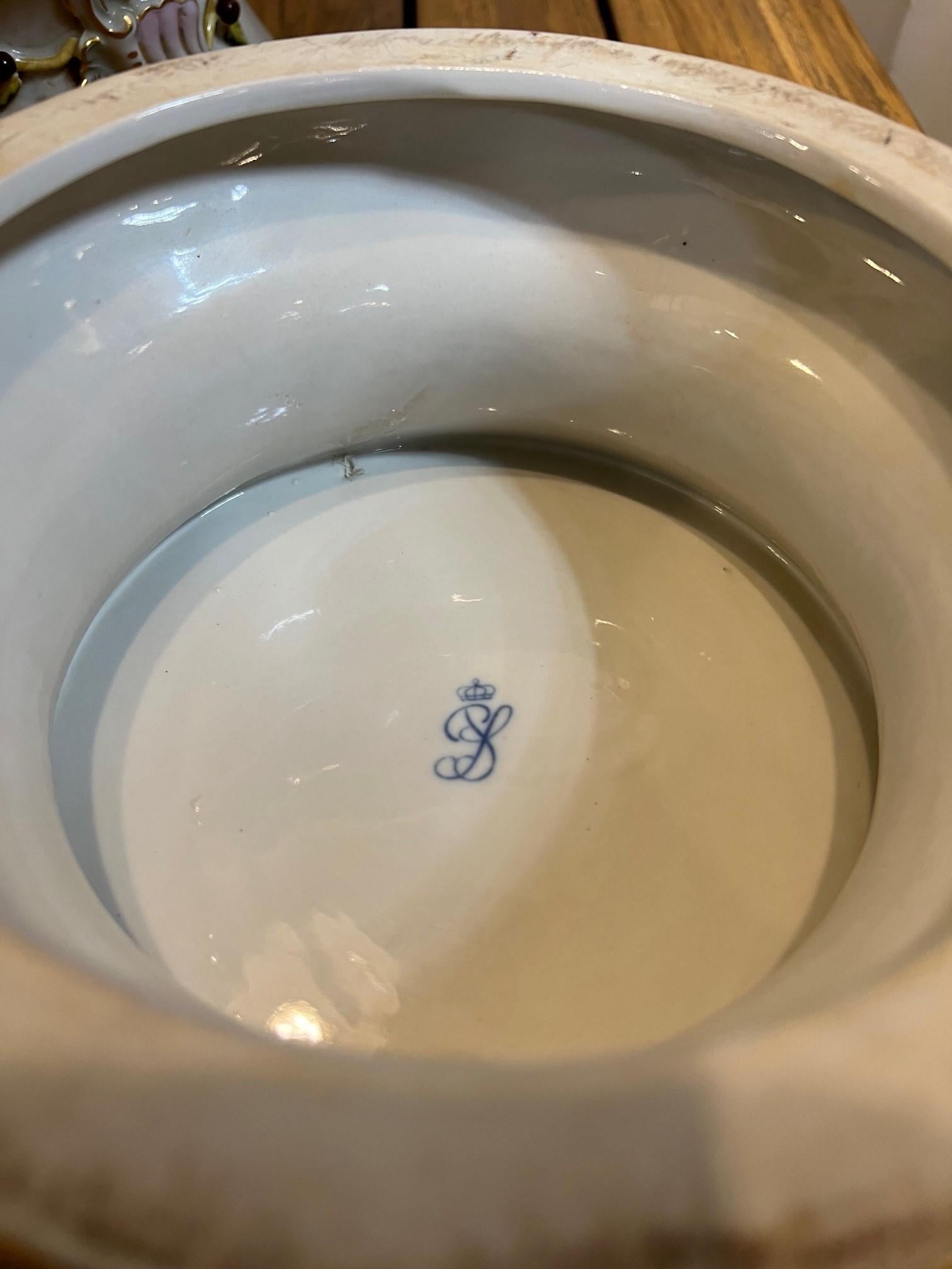  Fin du 20e siècle - Grande paire d'urnes en porcelaine peintes à la main de style Dresden  en vente 6