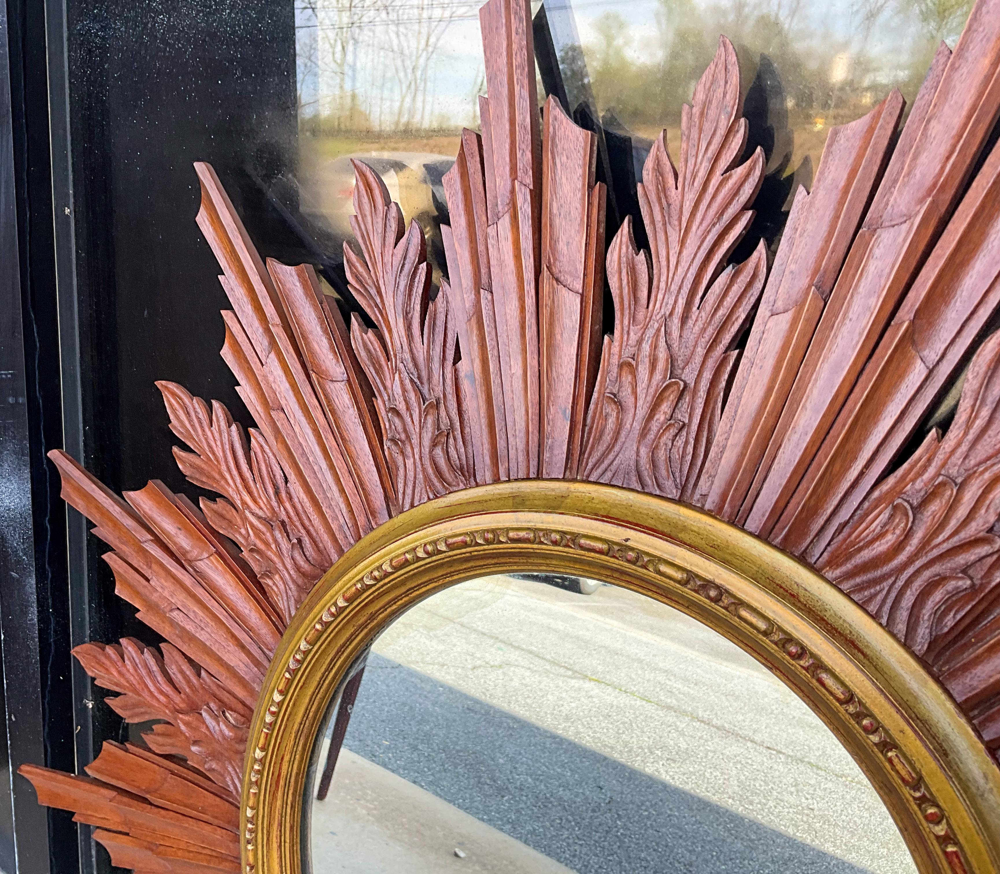 Il s'agit d'un grand miroir italien en bois doré et acajou sculpté en forme de soleil. Il est en très bon état et ne comporte aucune marque. Je pense que la combinaison de deux tons de bois et de bois doré lui confère une qualité particulière qui le