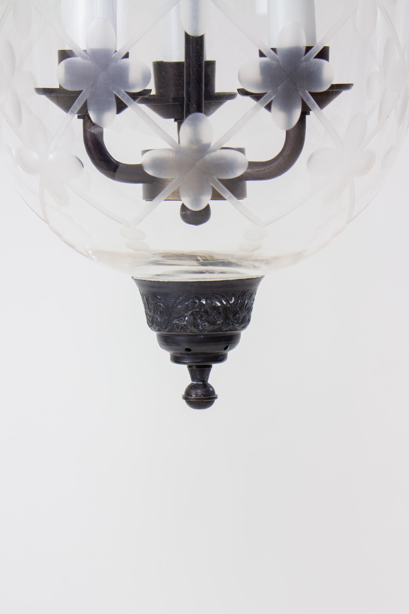 Cloche en verre taillé en treillis de la fin du 20e siècle avec finition en laiton foncé Excellent état - En vente à Canton, MA