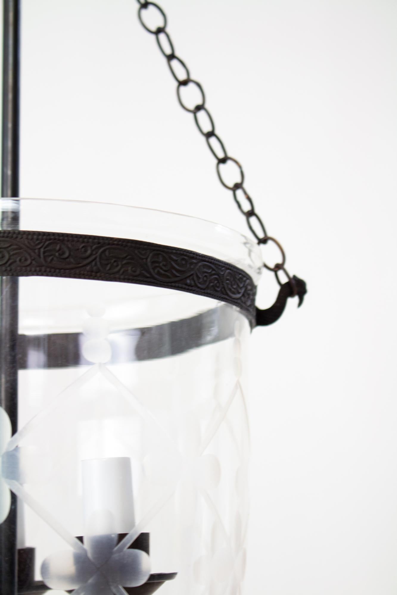 20ième siècle Cloche en verre taillé en treillis de la fin du 20e siècle avec finition en laiton foncé en vente