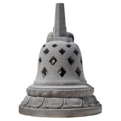 Stupa aus Lavastein aus Indonesien aus dem späten 20. Jahrhundert  OriginalBuddhas