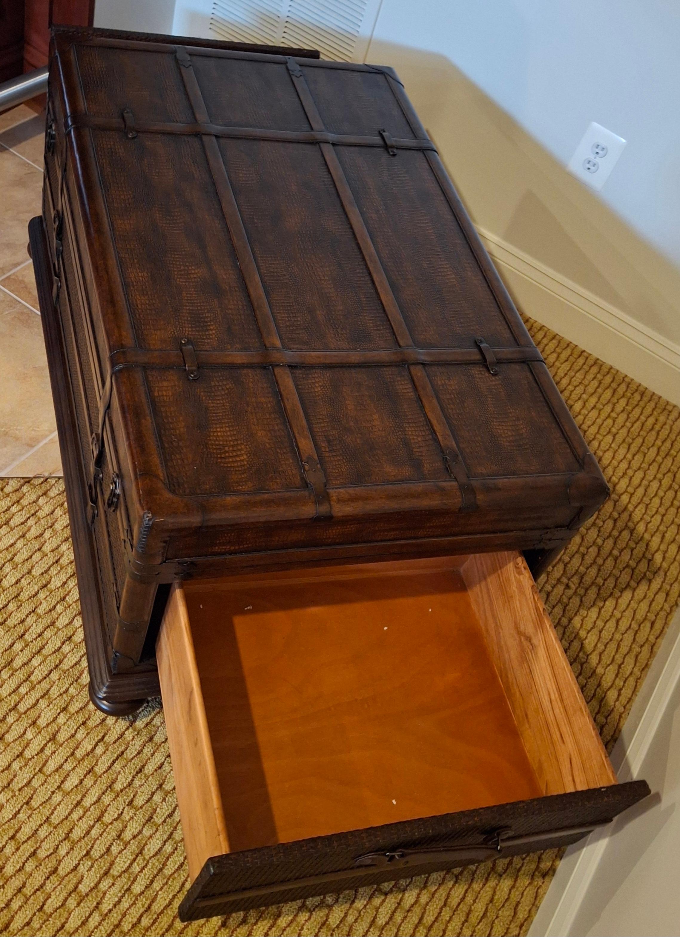 Table basse de rangement en forme de coffre en cuir et en Wood de la fin du 20e siècle en vente 3