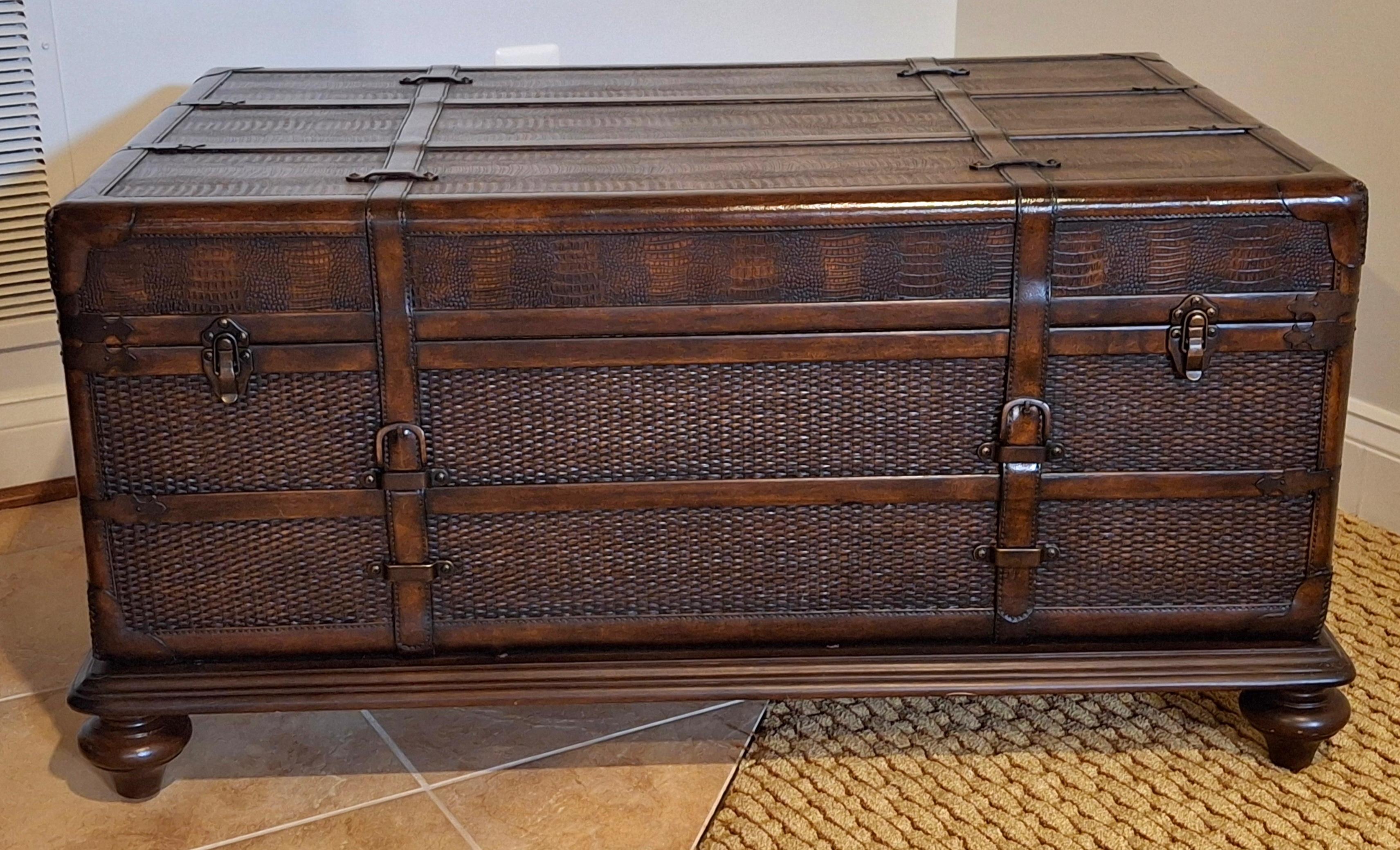 Table basse de rangement en forme de coffre en cuir et en Wood de la fin du 20e siècle en vente 5