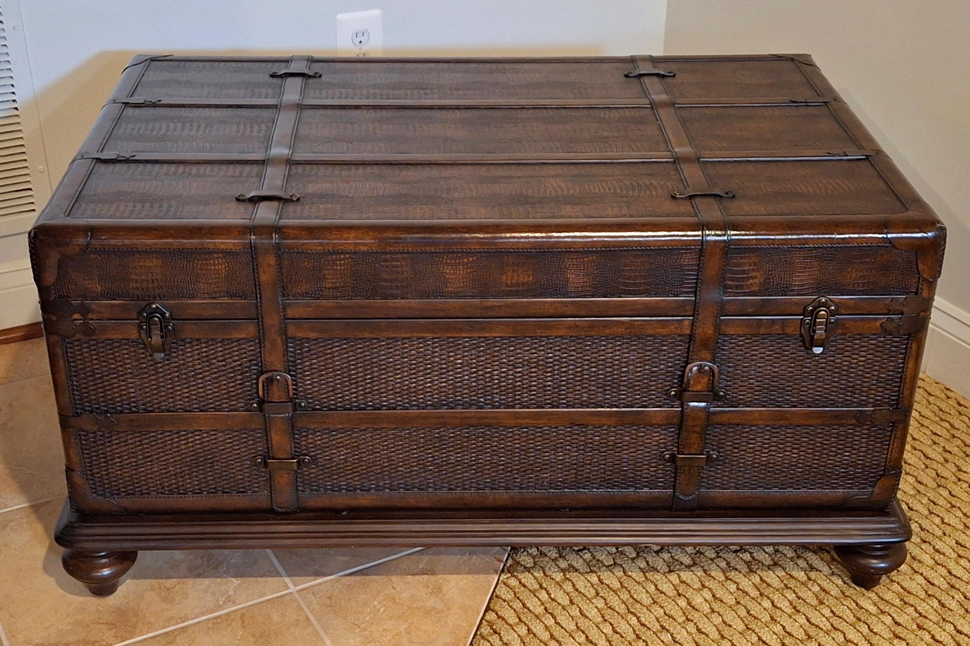 Table basse de rangement en forme de coffre en cuir et en Wood de la fin du 20e siècle en vente 6
