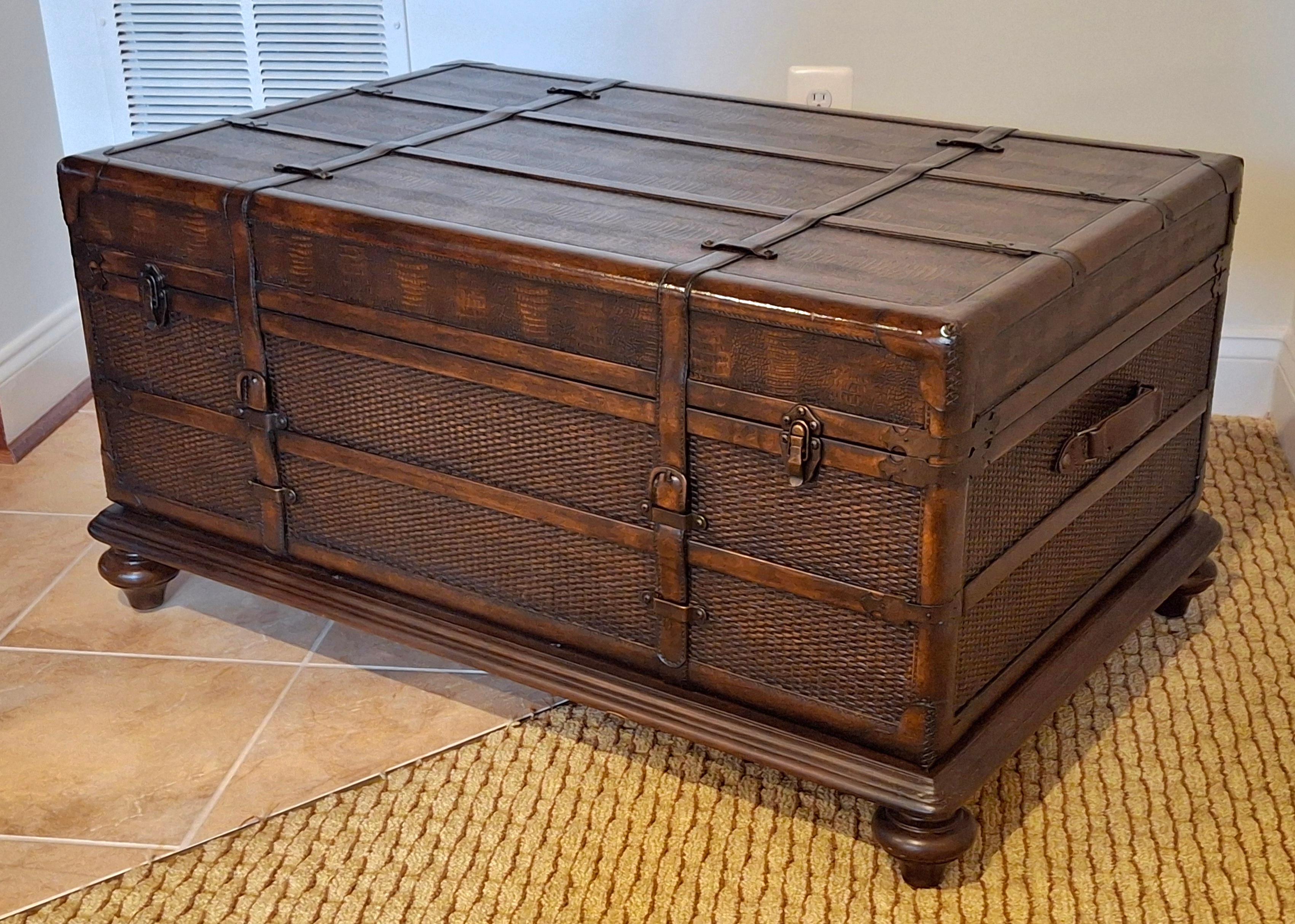 Table basse de rangement en forme de coffre en cuir et en Wood de la fin du 20e siècle en vente 7