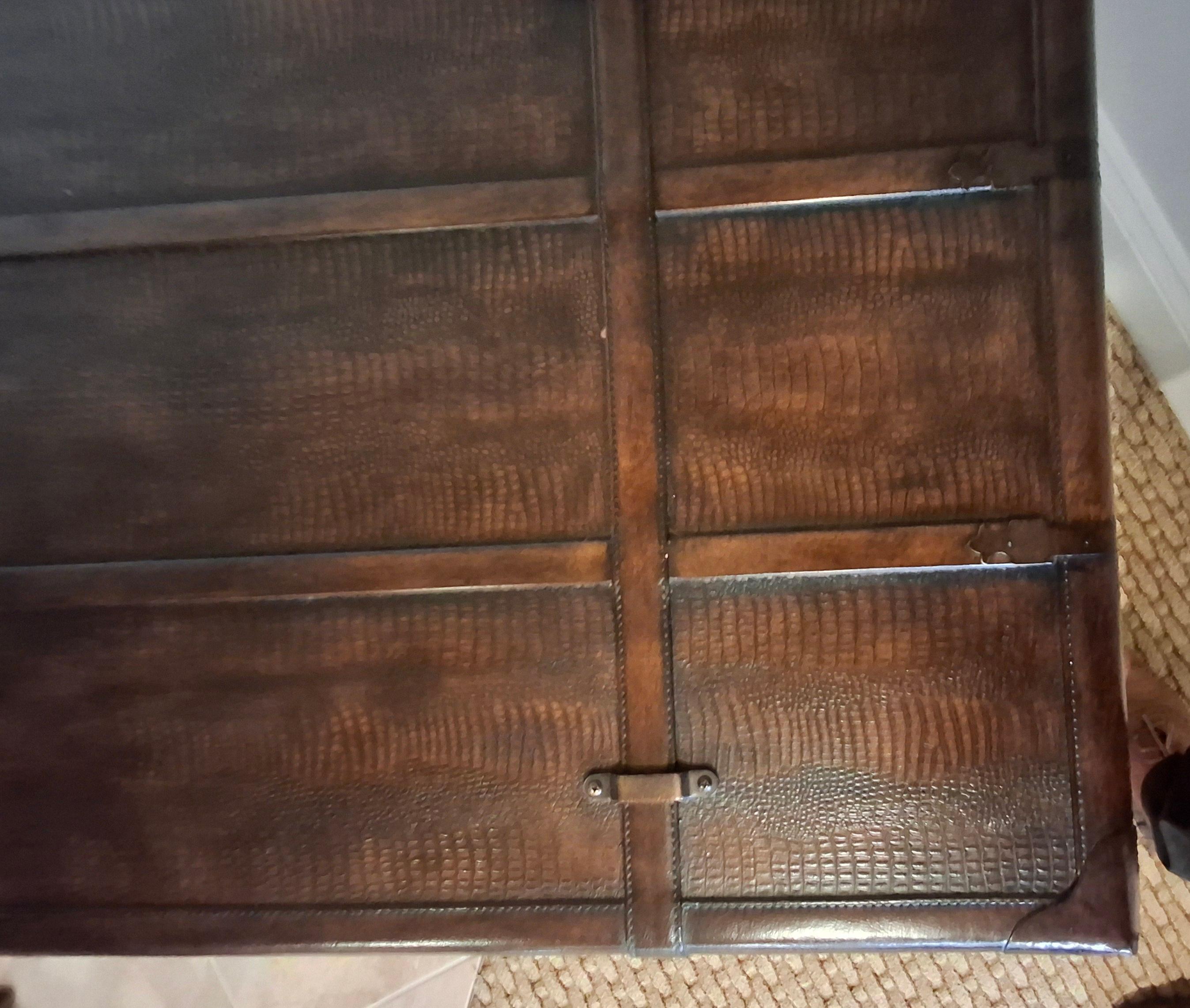 Table basse de rangement en forme de coffre en cuir et en Wood de la fin du 20e siècle en vente 8