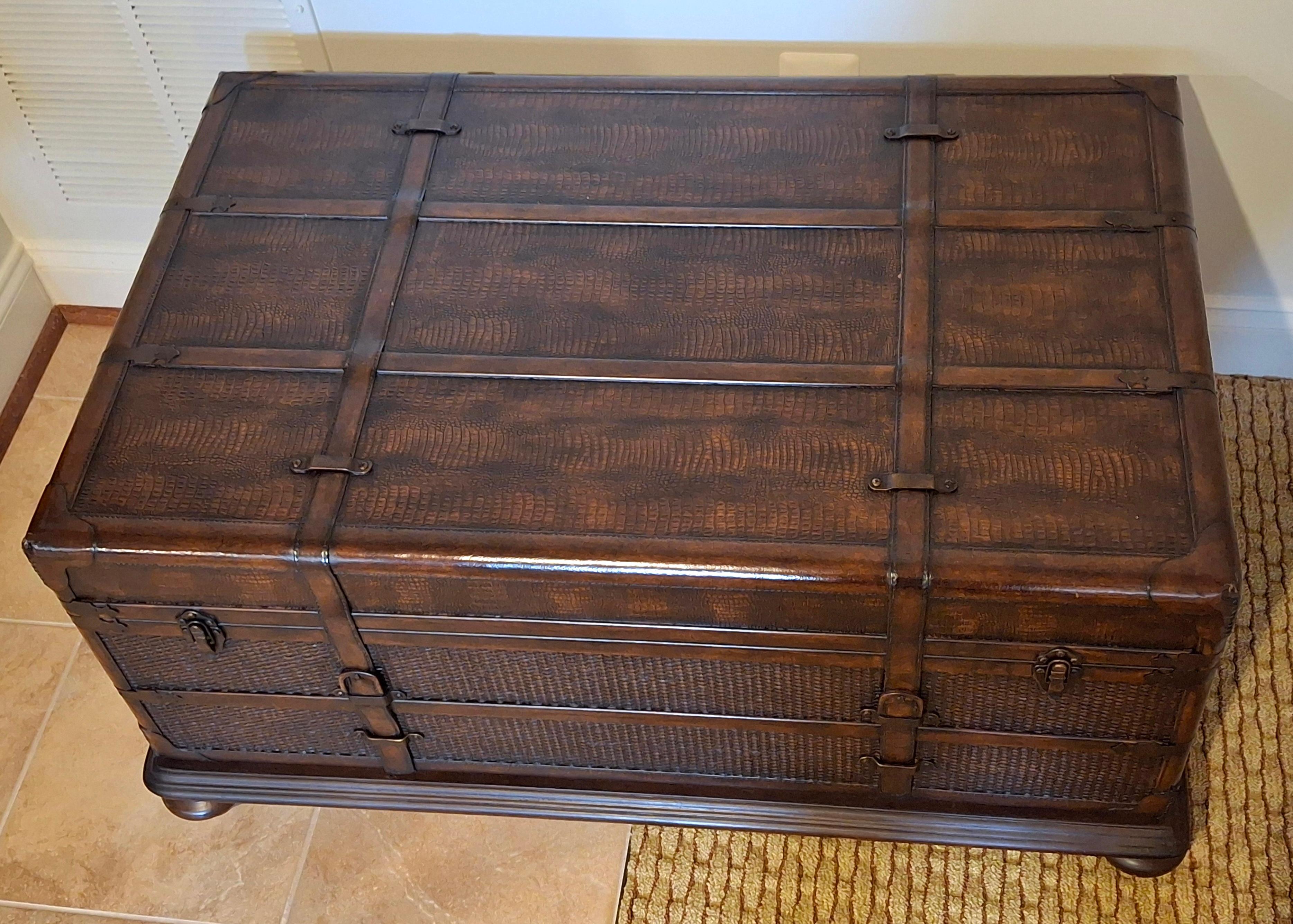 Table basse de rangement en cuir et bois de la fin du 20e siècle, présentant un grand tiroir de chaque côté avec une tirette en cuir, qui joue le rôle de poignée, et des pieds en bois de style William and Mary.
Mesure 43