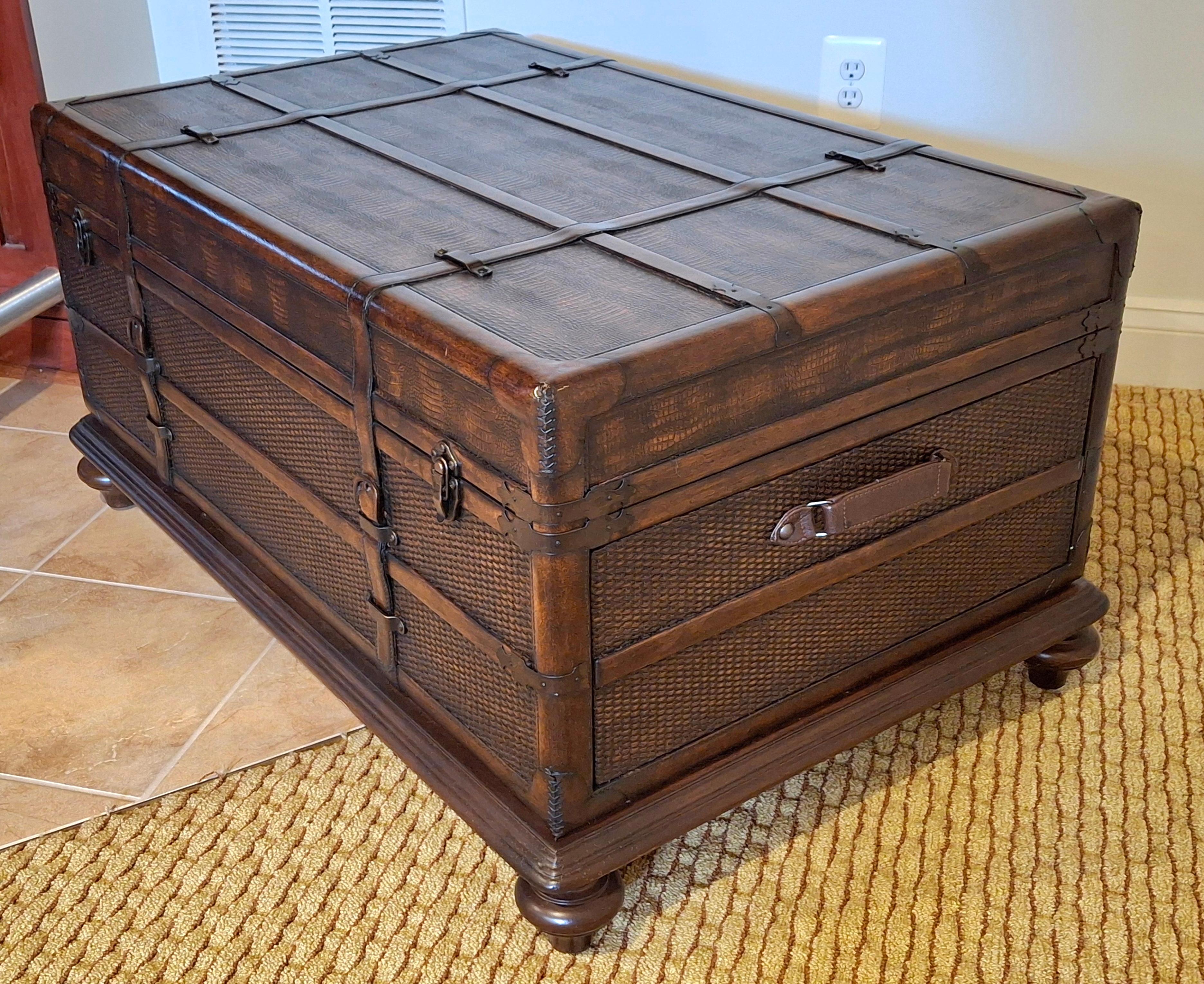 Colonial américain Table basse de rangement en forme de coffre en cuir et en Wood de la fin du 20e siècle en vente