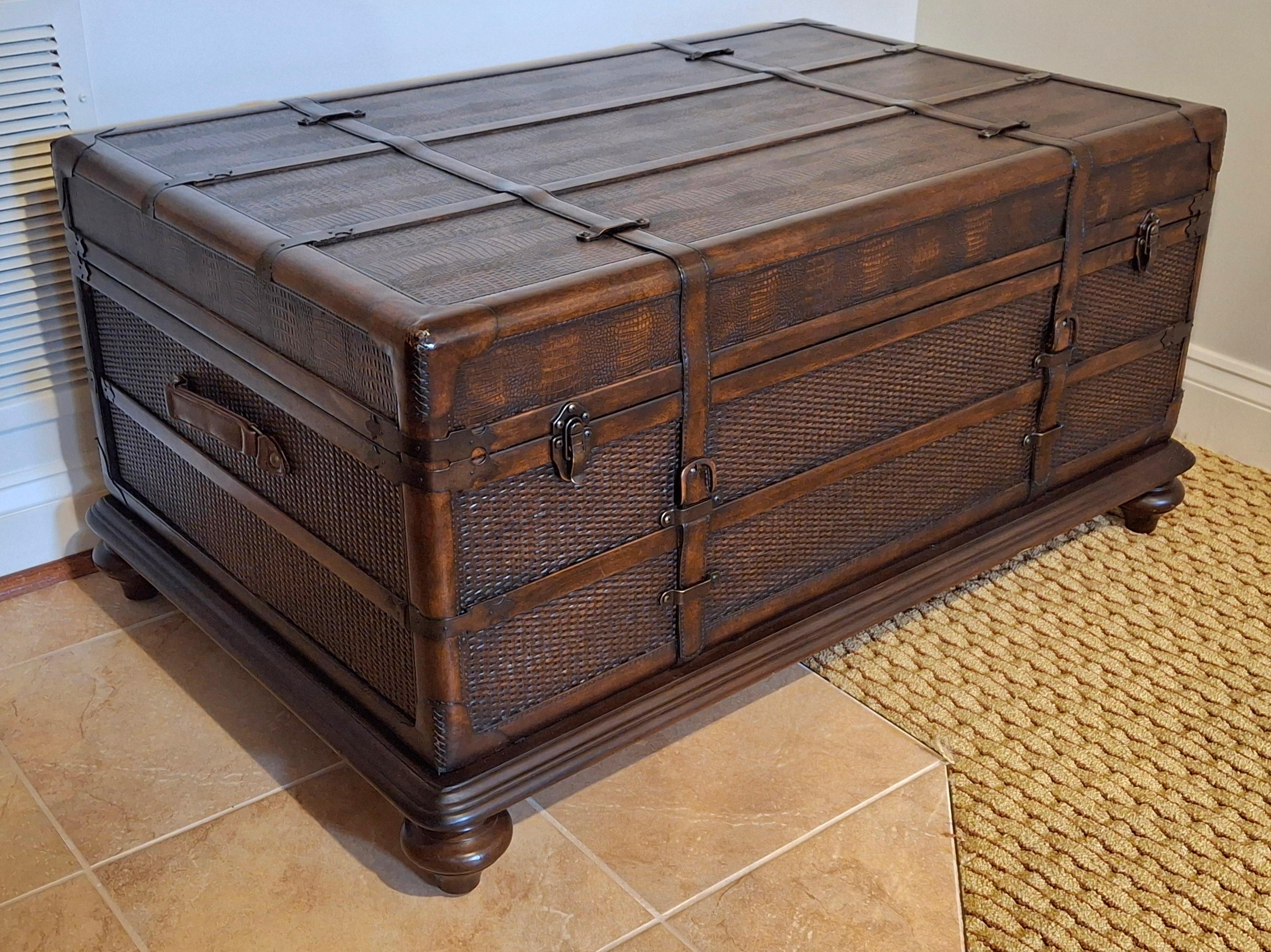 Verni Table basse de rangement en forme de coffre en cuir et en Wood de la fin du 20e siècle en vente