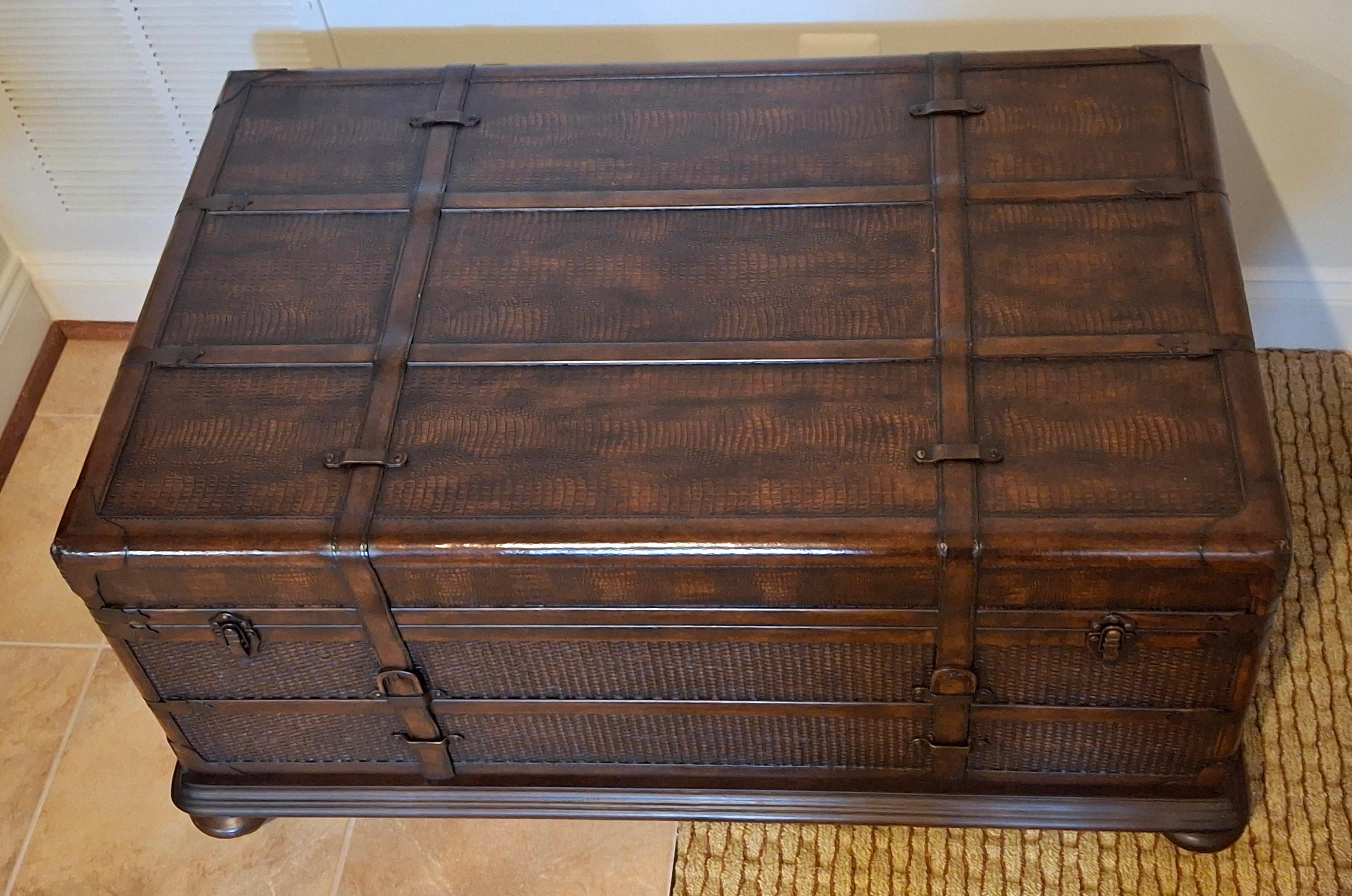 Table basse de rangement en forme de coffre en cuir et en Wood de la fin du 20e siècle Excellent état - En vente à Germantown, MD