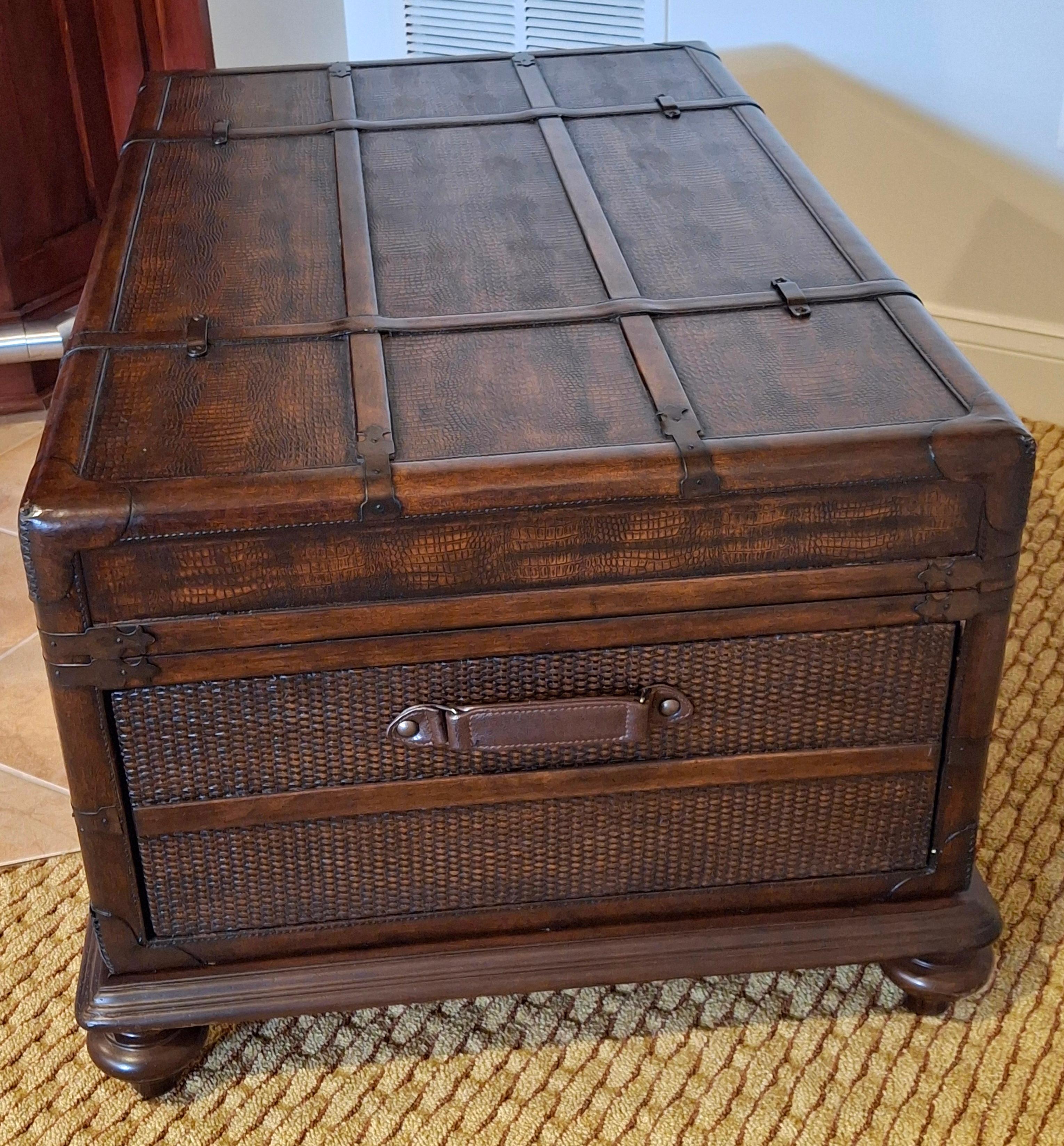 20ième siècle Table basse de rangement en forme de coffre en cuir et en Wood de la fin du 20e siècle en vente