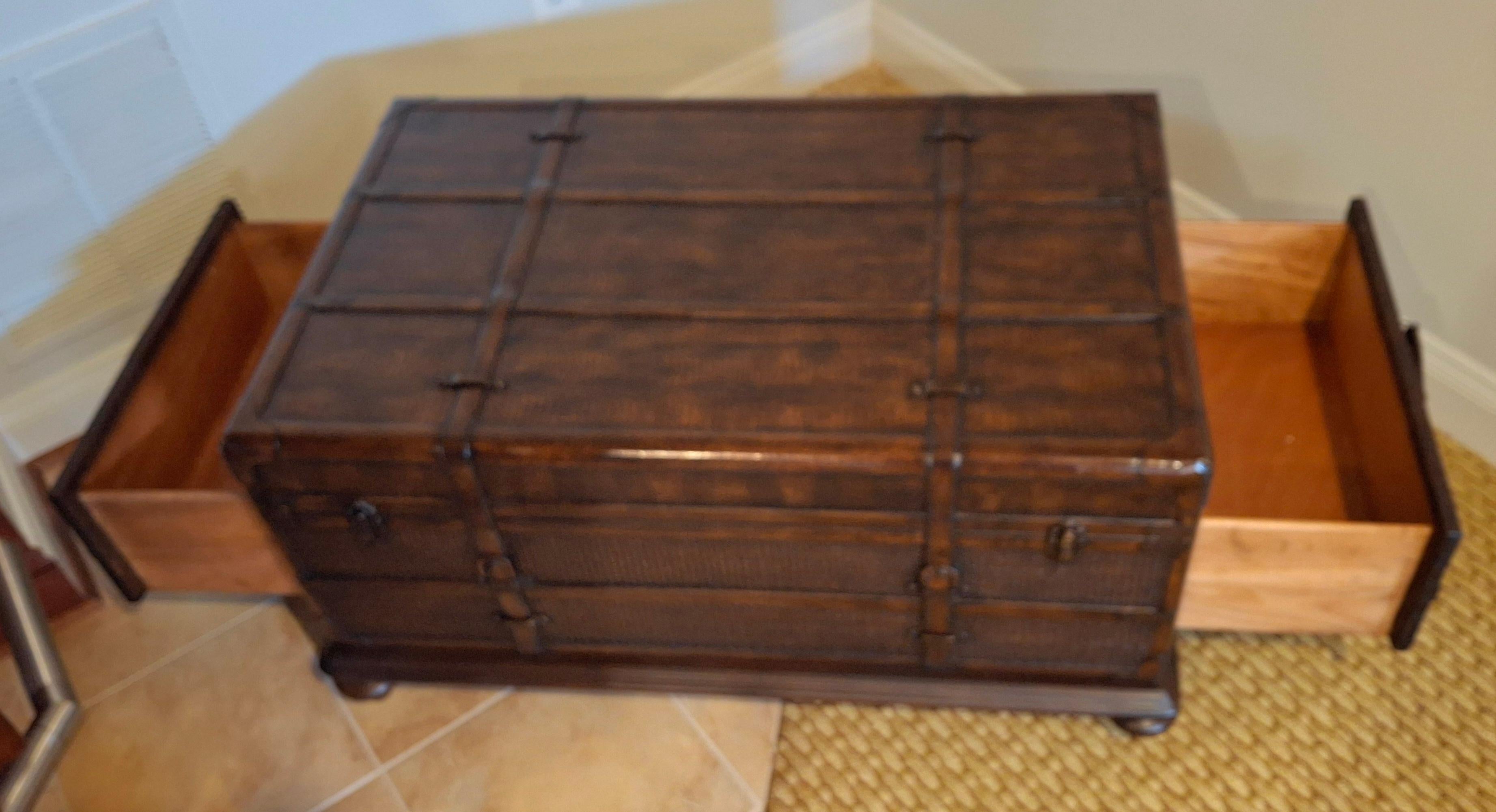 Table basse de rangement en forme de coffre en cuir et en Wood de la fin du 20e siècle en vente 1