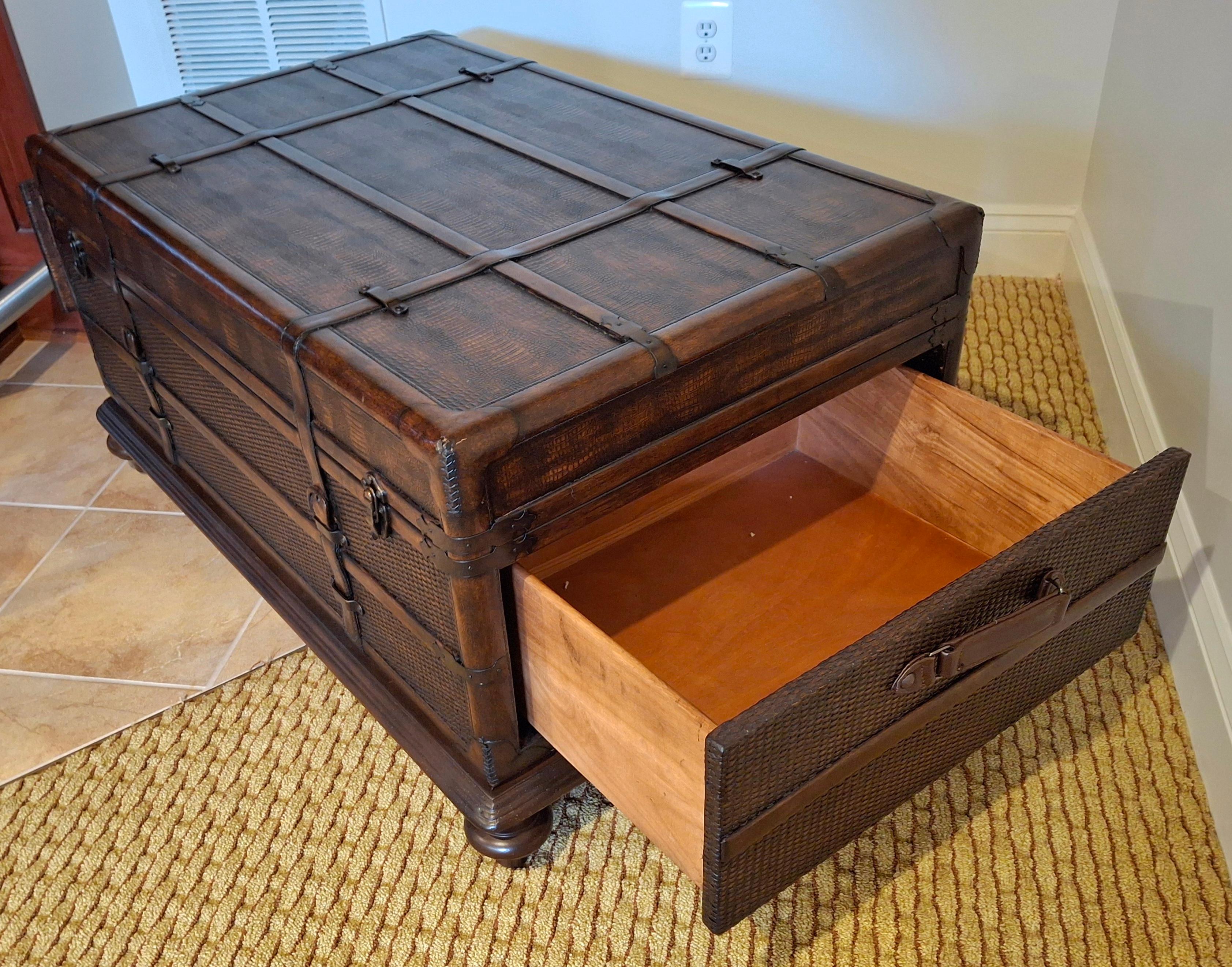 Table basse de rangement en forme de coffre en cuir et en Wood de la fin du 20e siècle en vente 2