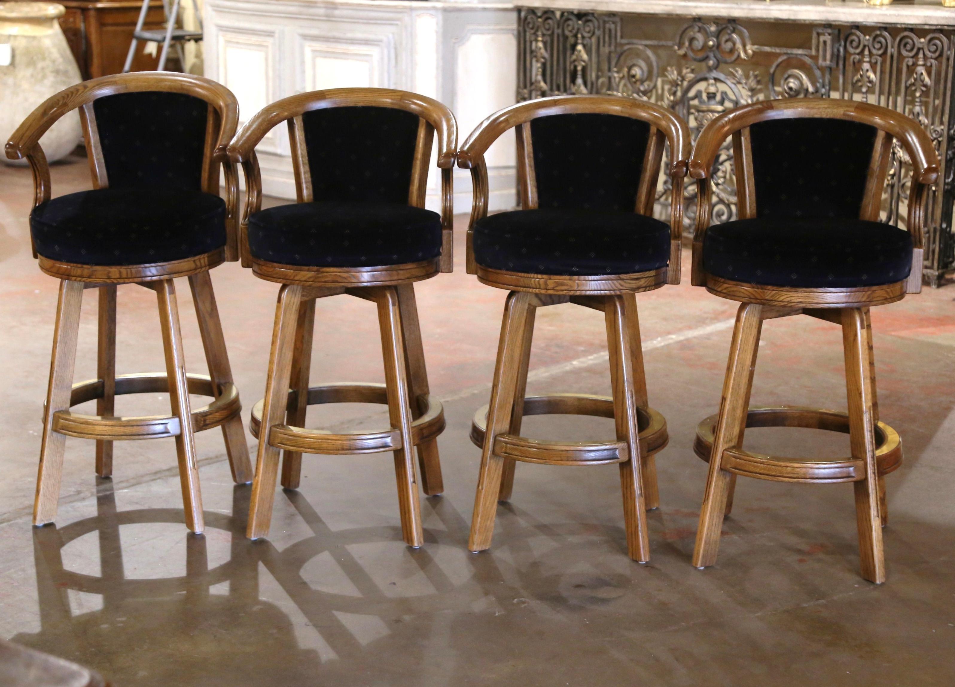 Ajoutez une touche de classe à votre bar ou comptoir de cuisine avec cette élégante suite de tabourets vintage. Fabriqué en France vers 1990, chaque siège rustique est doté d'un cadre en bois robuste et d'un dossier incurvé et enveloppant, offrant à
