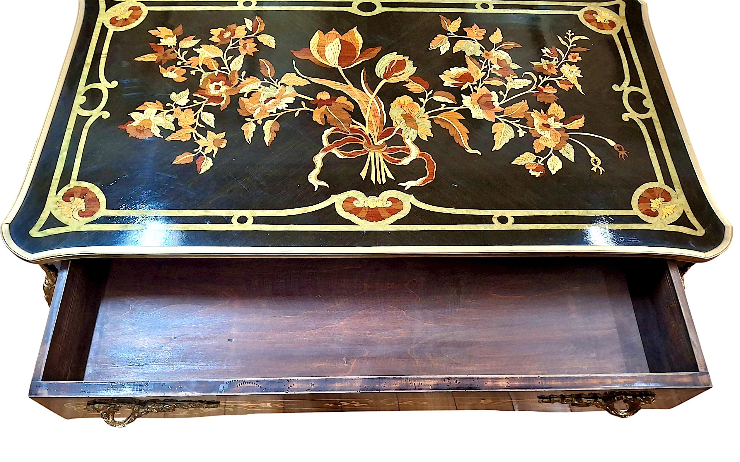 In offerta c'è un bureau plat o scrivania piana in stile Luigi XV francese di ottima fattura, con un unico ampio cassetto perfettamente integrato nel grembiule anteriore. Oltre a fungere da tavolo da scrittura piatto, può essere utilizzato da tutti